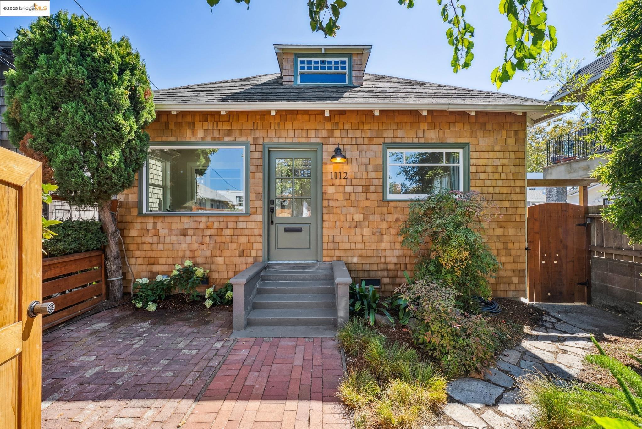 Detail Gallery Image 2 of 60 For 1112 Ward St, Berkeley,  CA 94702 - 3 Beds | 2 Baths