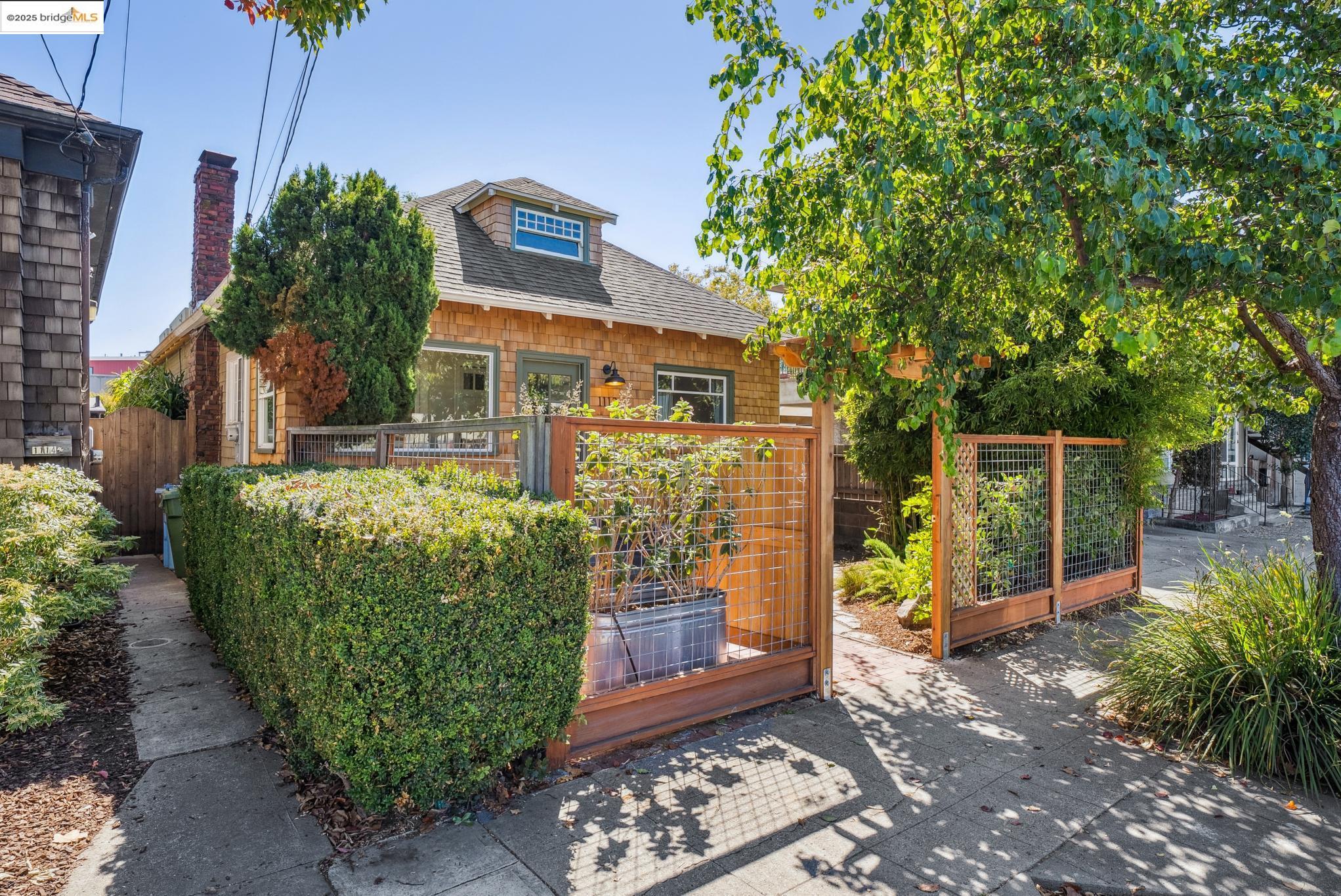 Detail Gallery Image 3 of 60 For 1112 Ward St, Berkeley,  CA 94702 - 3 Beds | 2 Baths