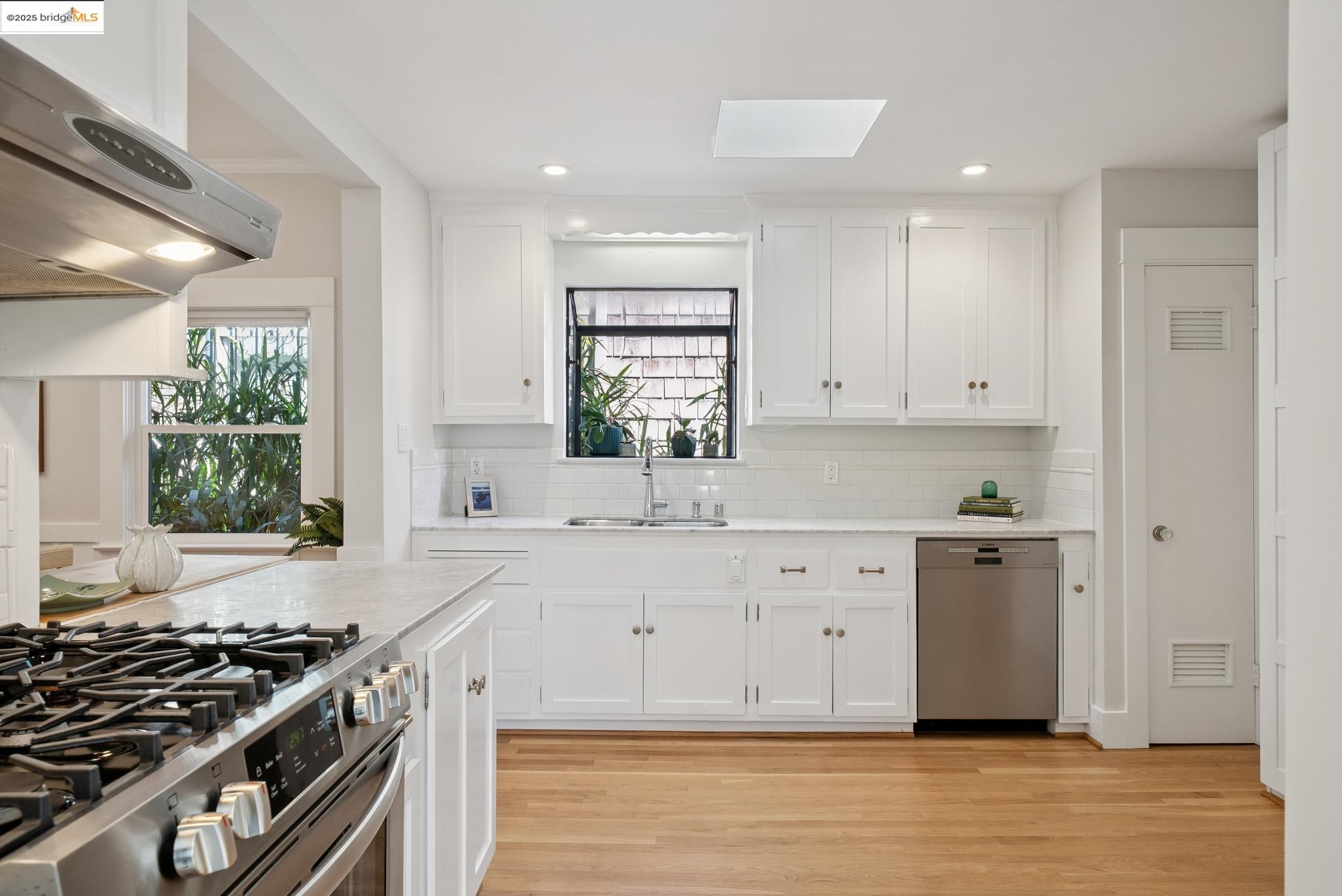 Detail Gallery Image 24 of 60 For 1112 Ward St, Berkeley,  CA 94702 - 3 Beds | 2 Baths