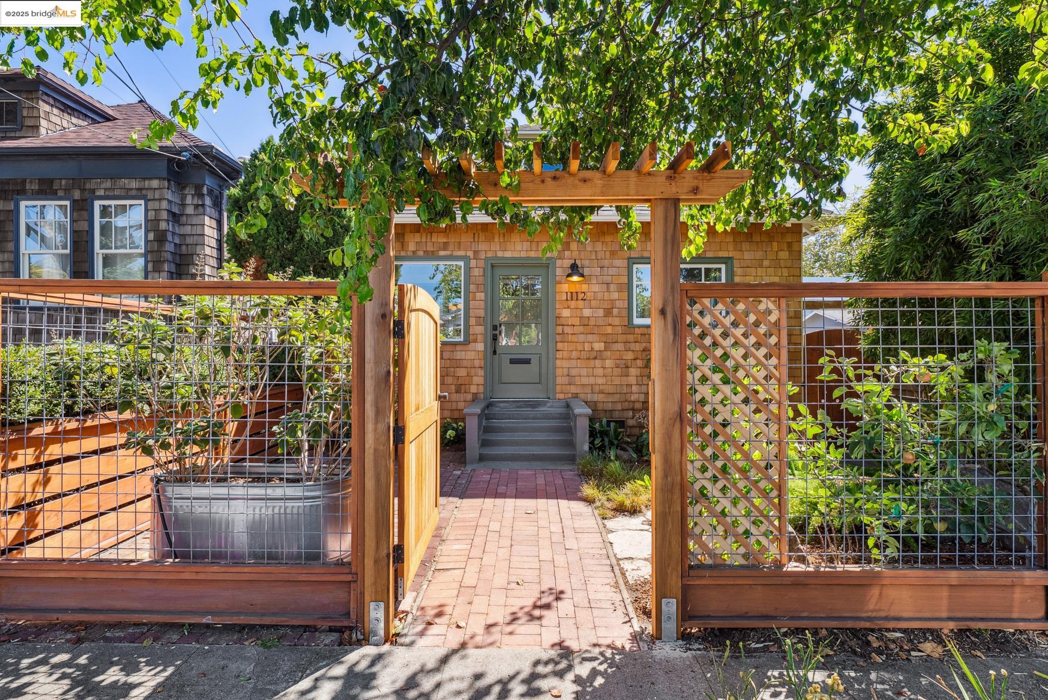 Detail Gallery Image 4 of 60 For 1112 Ward St, Berkeley,  CA 94702 - 3 Beds | 2 Baths