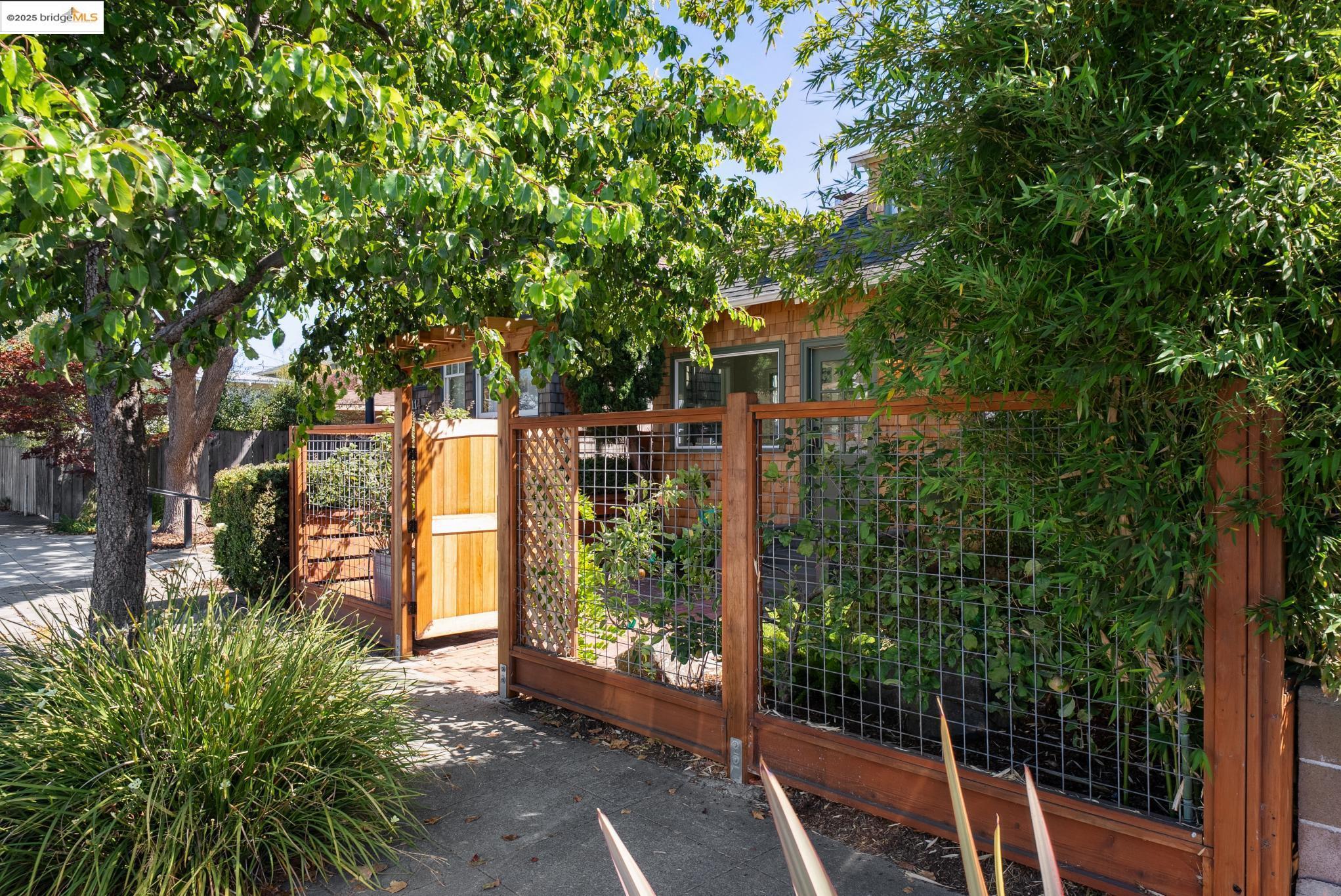 Detail Gallery Image 5 of 60 For 1112 Ward St, Berkeley,  CA 94702 - 3 Beds | 2 Baths