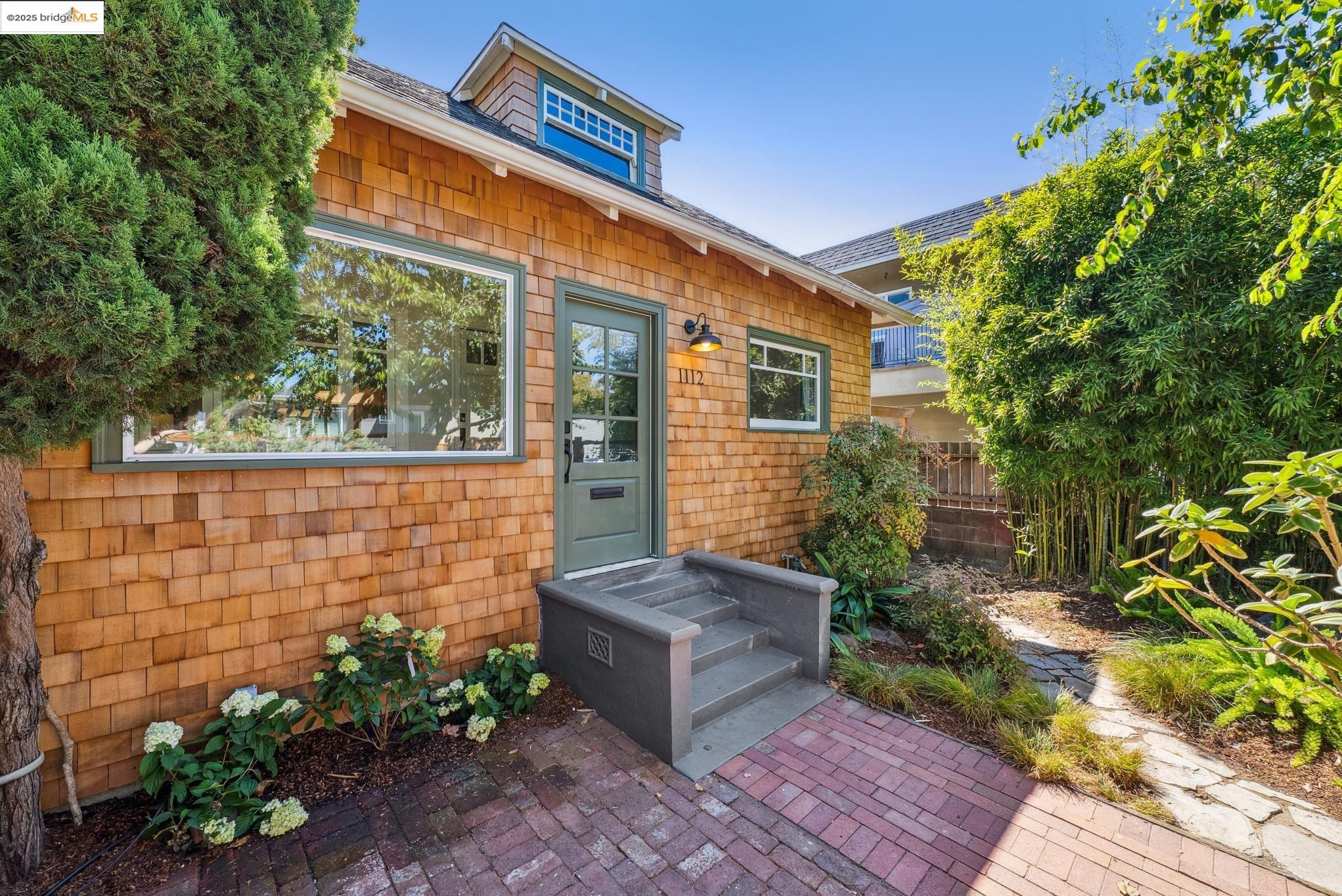 Detail Gallery Image 6 of 60 For 1112 Ward St, Berkeley,  CA 94702 - 3 Beds | 2 Baths