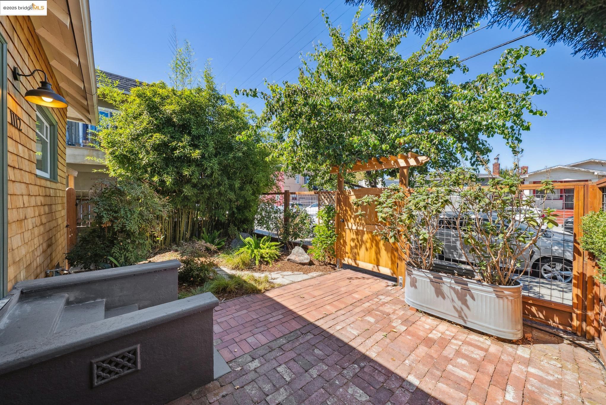Detail Gallery Image 7 of 60 For 1112 Ward St, Berkeley,  CA 94702 - 3 Beds | 2 Baths