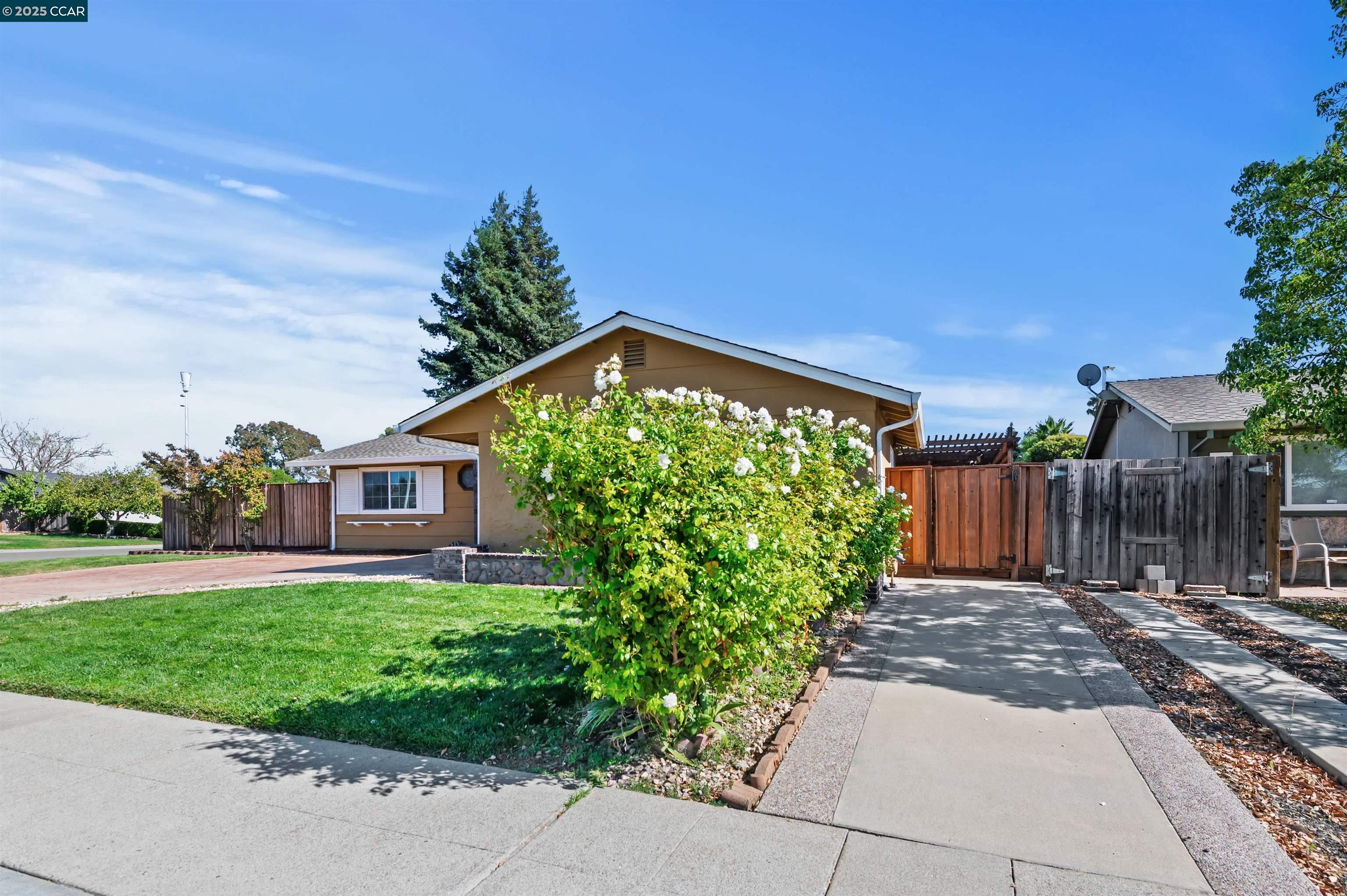 Detail Gallery Image 4 of 47 For 5179 Crocus Way, Livermore,  CA 94551 - 3 Beds | 2 Baths