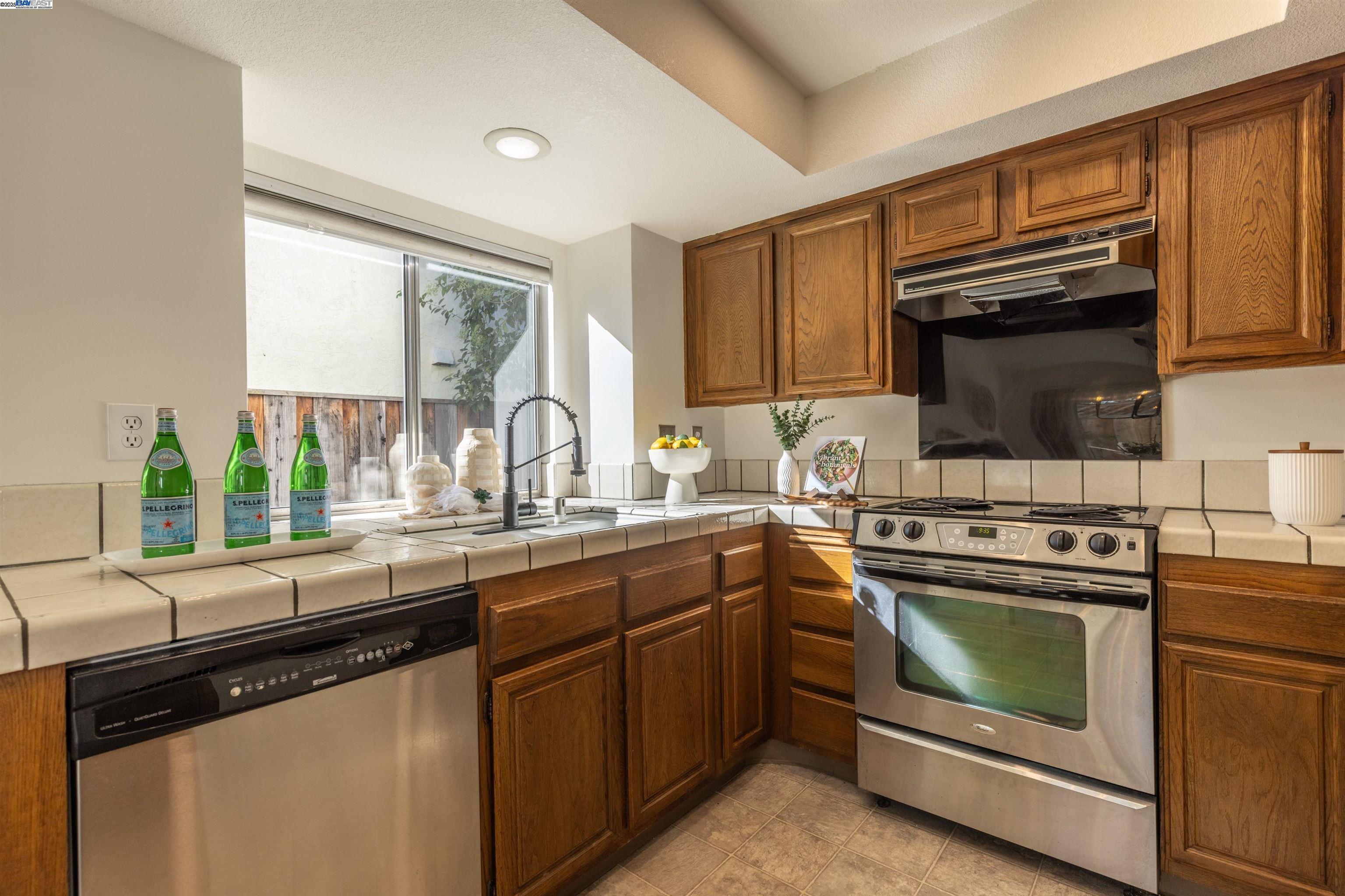 Detail Gallery Image 9 of 42 For 6056 Corte Encinas, Pleasanton,  CA 94566 - 2 Beds | 2 Baths