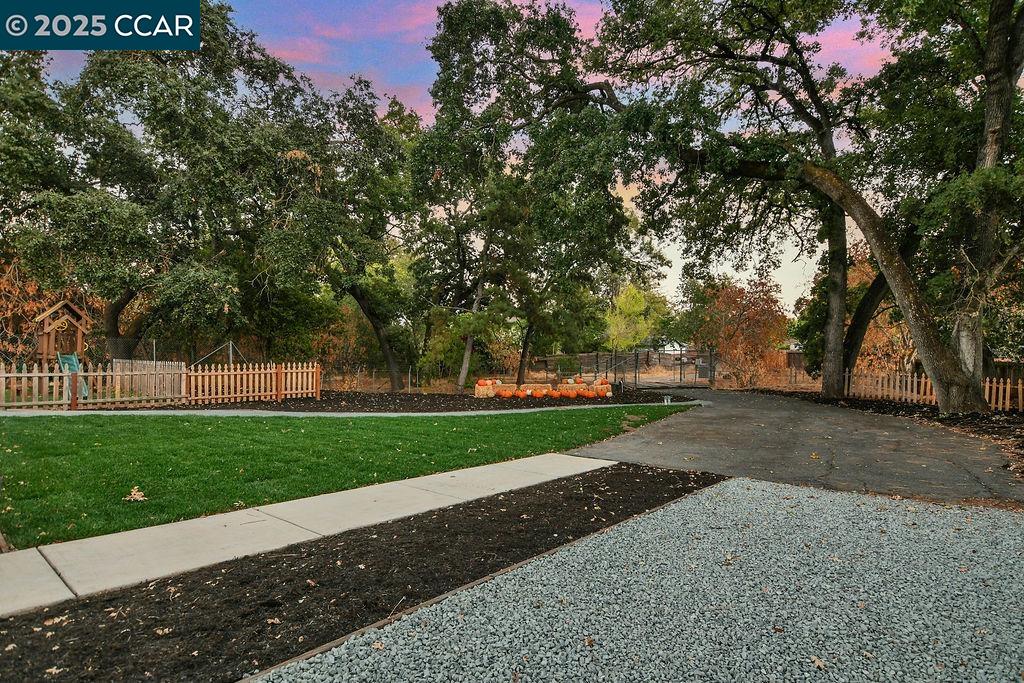 Detail Gallery Image 9 of 45 For 500 Creekside Rd., Pleasant Hill,  CA 94523 - 5 Beds | 3 Baths