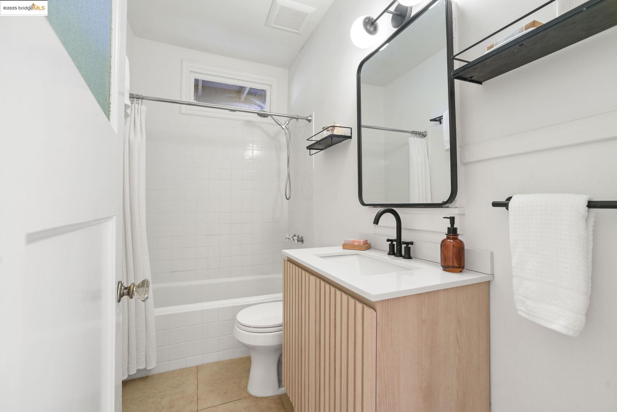 Detail Gallery Image 13 of 24 For 400 Avon Street #4,  Oakland,  CA 94618 - 2 Beds | 1 Baths