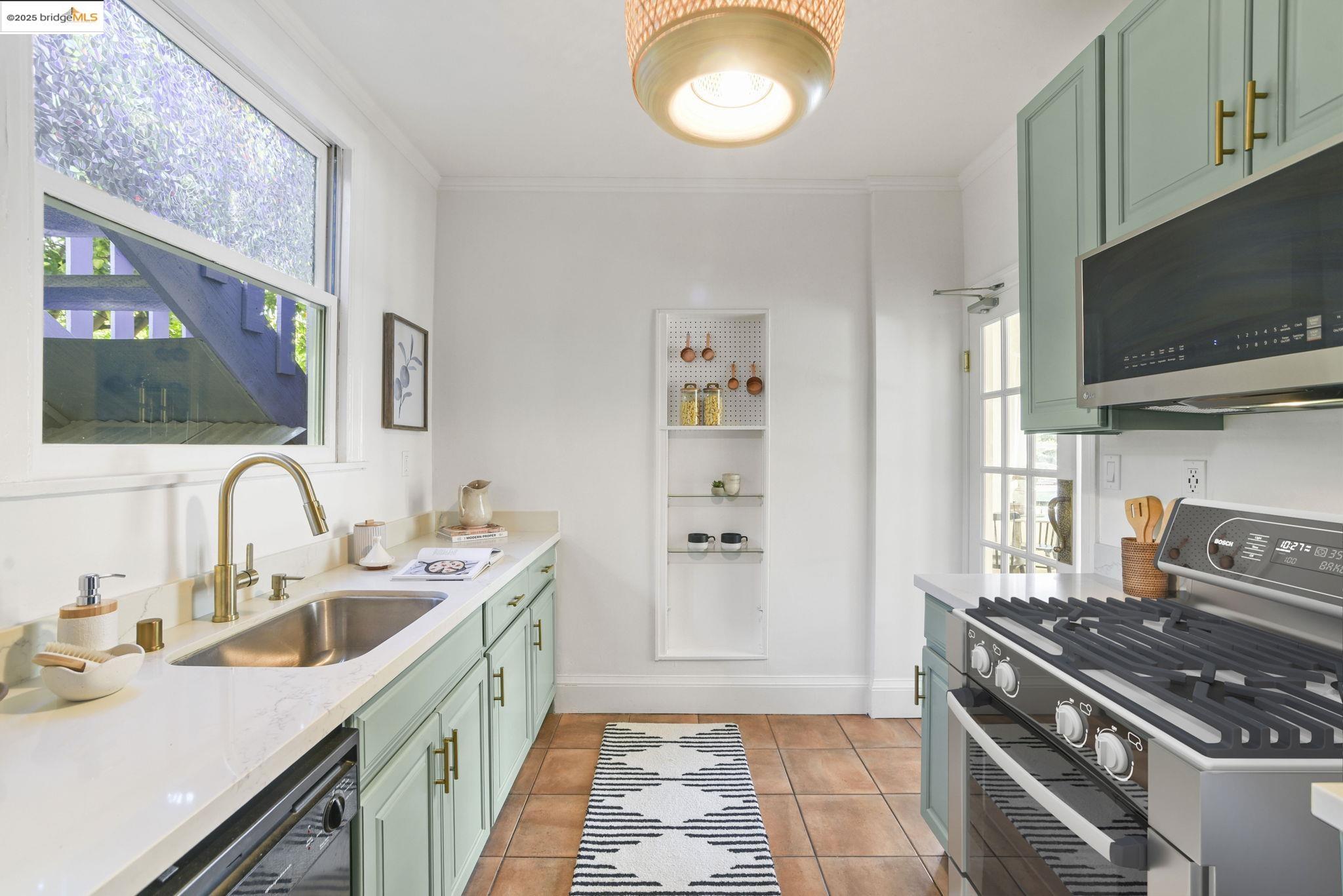 Detail Gallery Image 14 of 24 For 400 Avon Street #4,  Oakland,  CA 94618 - 2 Beds | 1 Baths