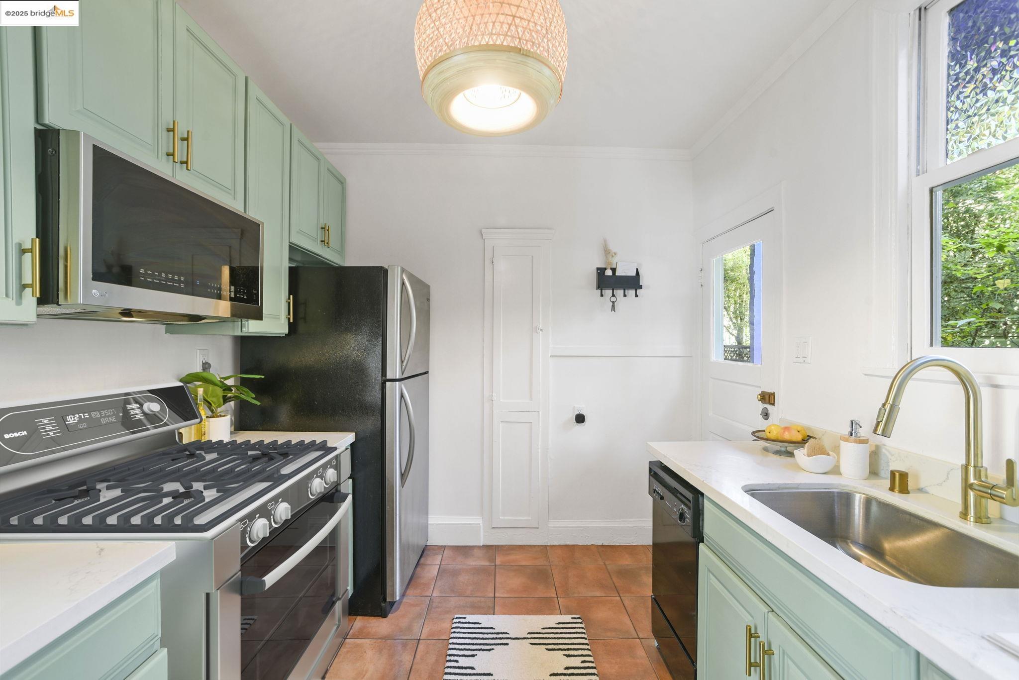 Detail Gallery Image 16 of 24 For 400 Avon Street #4,  Oakland,  CA 94618 - 2 Beds | 1 Baths