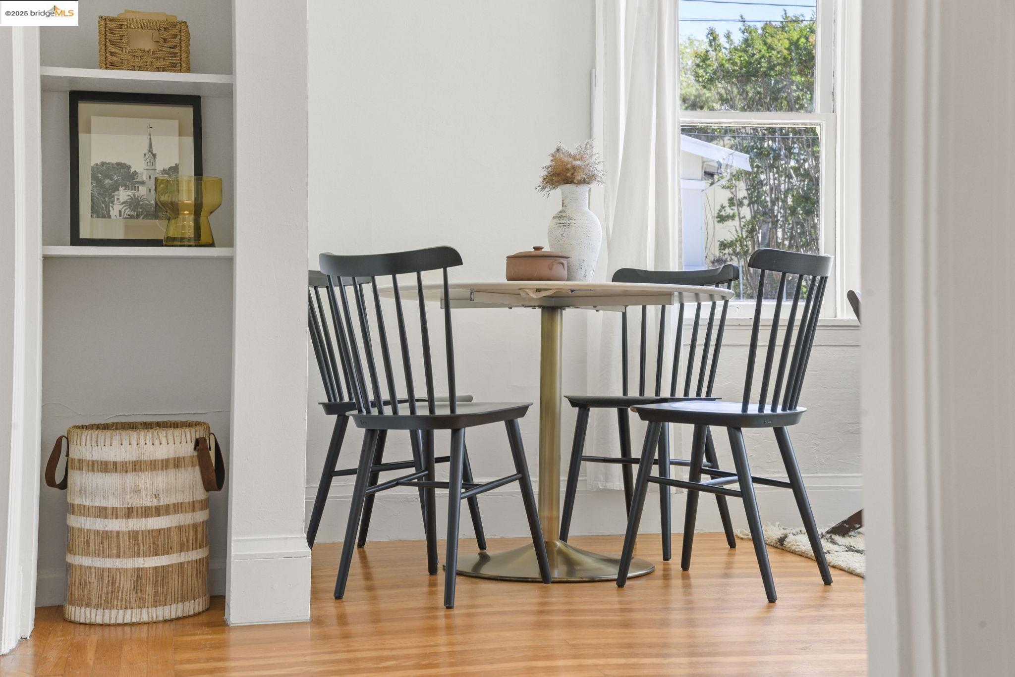 Detail Gallery Image 5 of 24 For 400 Avon Street #4,  Oakland,  CA 94618 - 2 Beds | 1 Baths