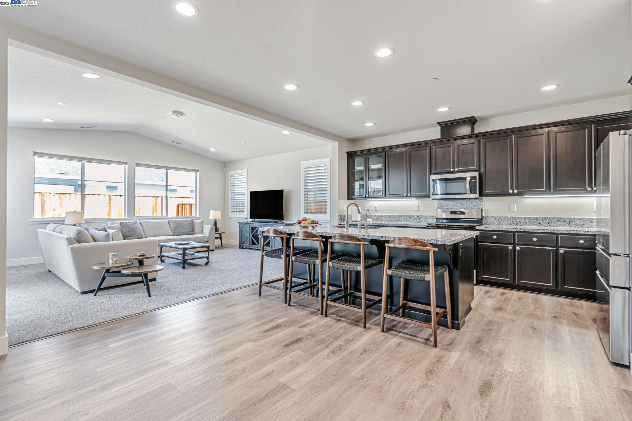 Detail Gallery Image 11 of 36 For 5645 Sierra Trail Way, Antioch,  CA 94531 - 4 Beds | 3/1 Baths