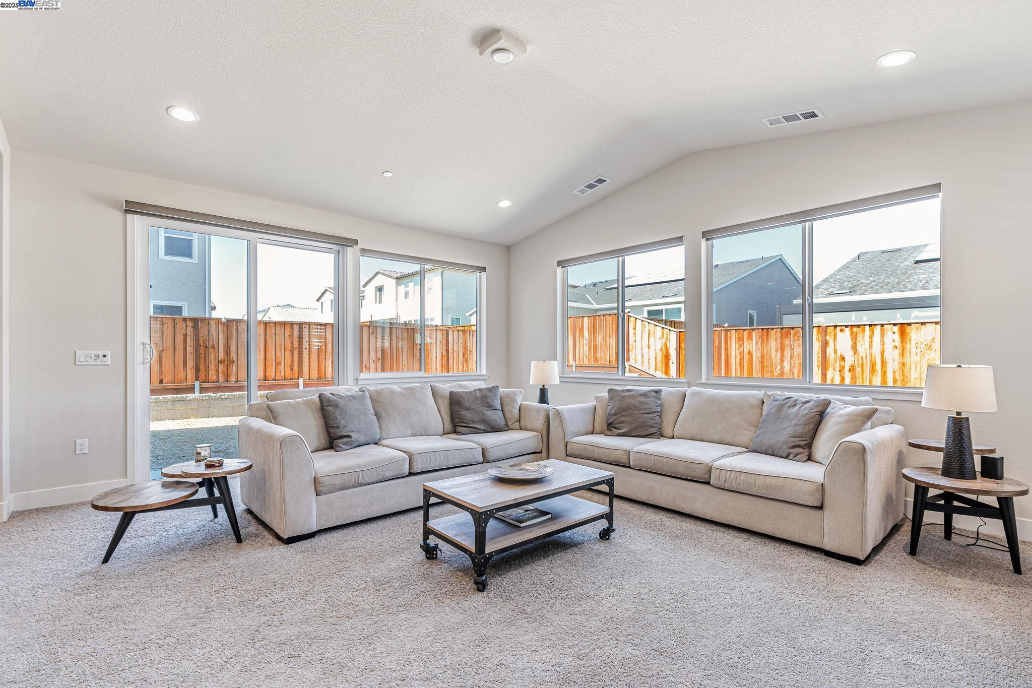Detail Gallery Image 12 of 36 For 5645 Sierra Trail Way, Antioch,  CA 94531 - 4 Beds | 3/1 Baths