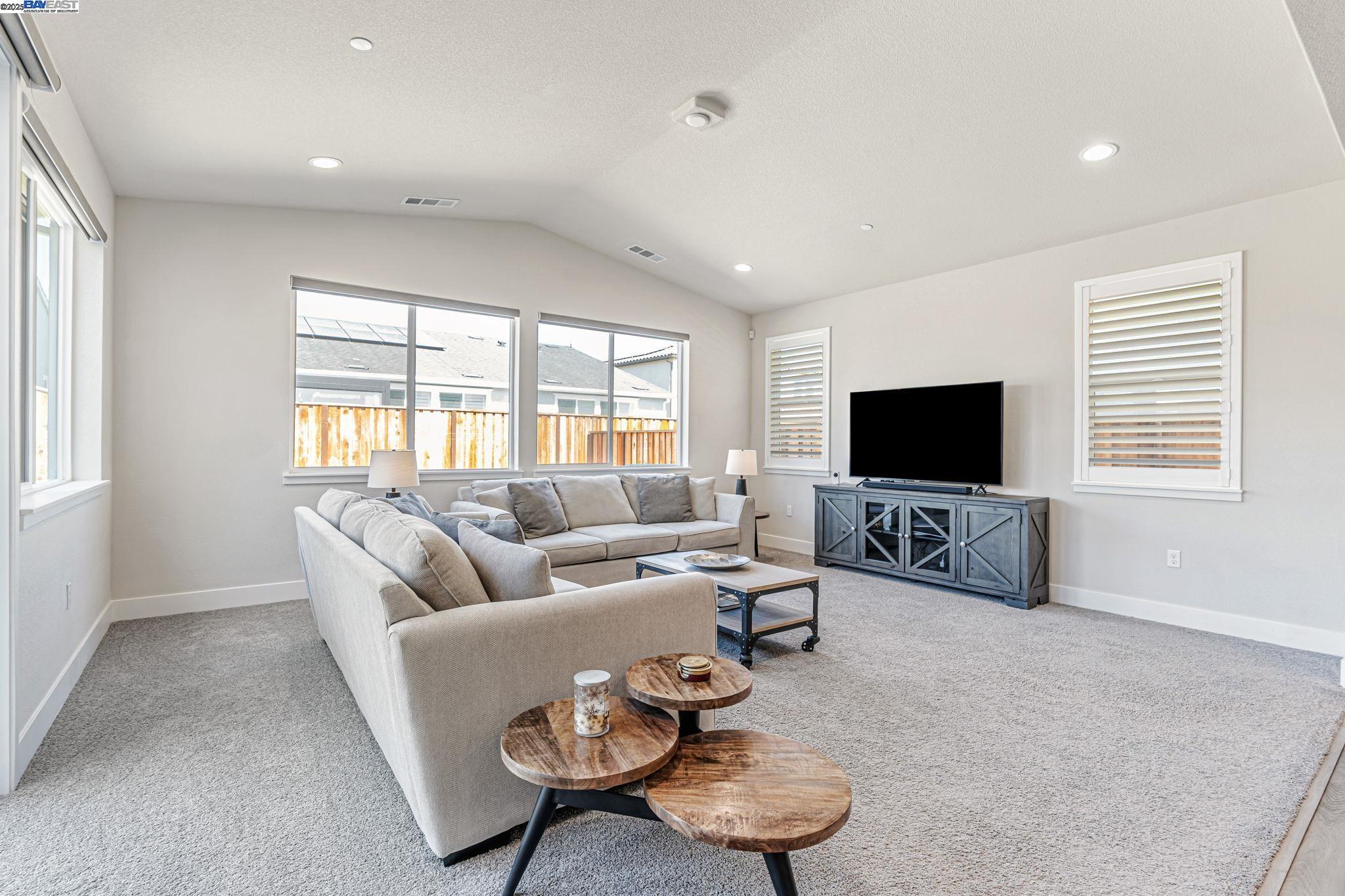 Detail Gallery Image 13 of 36 For 5645 Sierra Trail Way, Antioch,  CA 94531 - 4 Beds | 3/1 Baths
