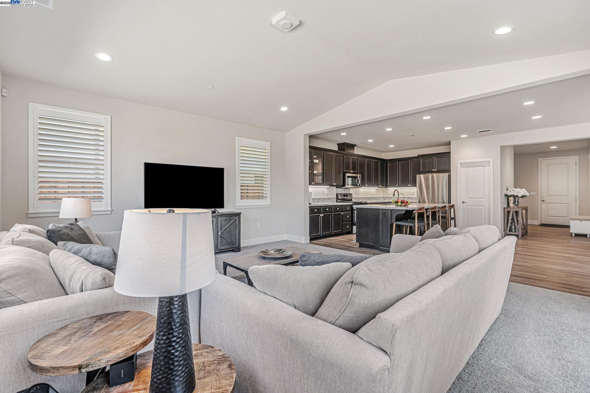 Detail Gallery Image 14 of 36 For 5645 Sierra Trail Way, Antioch,  CA 94531 - 4 Beds | 3/1 Baths