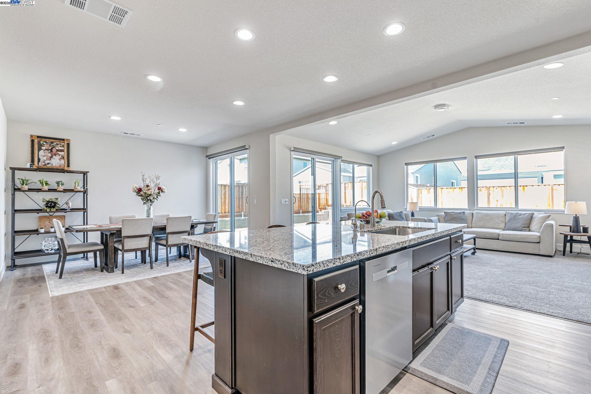 Detail Gallery Image 15 of 36 For 5645 Sierra Trail Way, Antioch,  CA 94531 - 4 Beds | 3/1 Baths