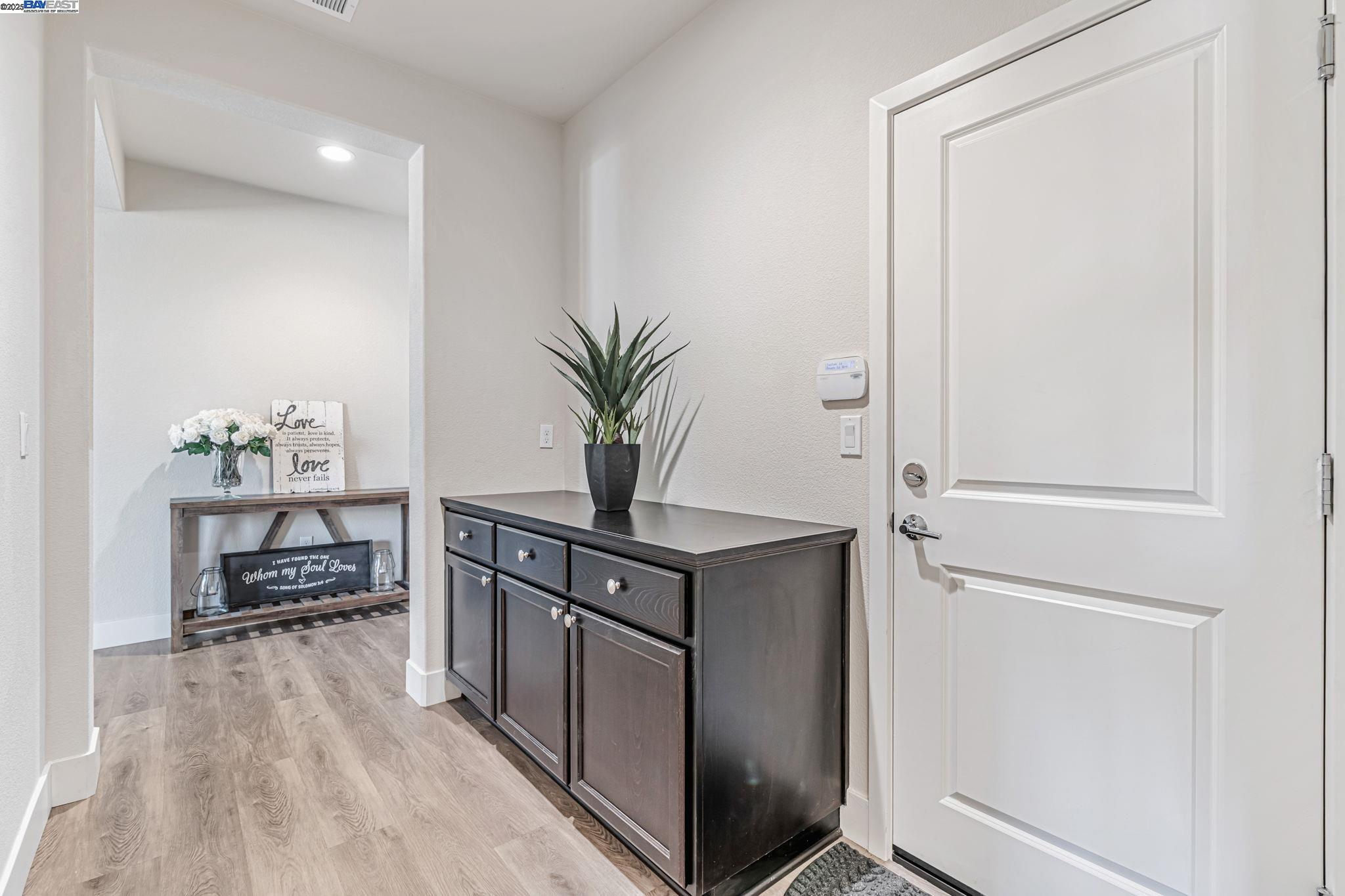 Detail Gallery Image 8 of 36 For 5645 Sierra Trail Way, Antioch,  CA 94531 - 4 Beds | 3/1 Baths