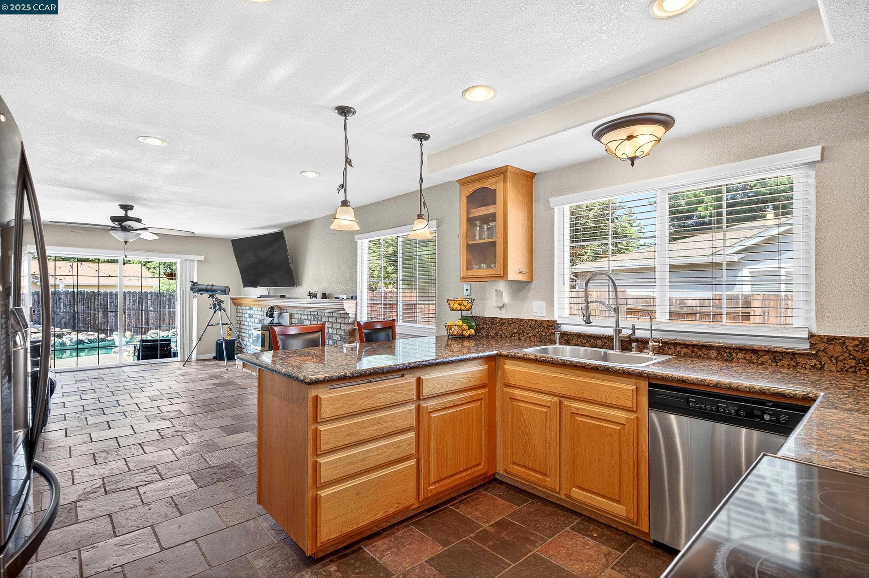 Detail Gallery Image 6 of 34 For 2377 Hilliard Cir, Antioch,  CA 94509 - 3 Beds | 2 Baths