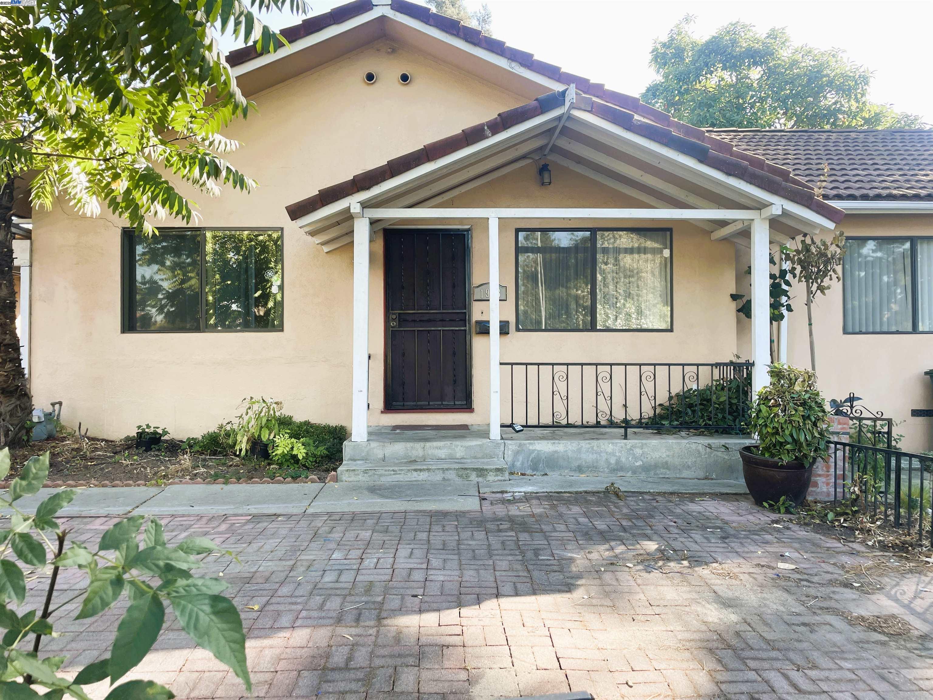 Detail Gallery Image 1 of 6 For 1913 W Middlefield Rd, Mountain View,  CA 94043 - 3 Beds | 2 Baths