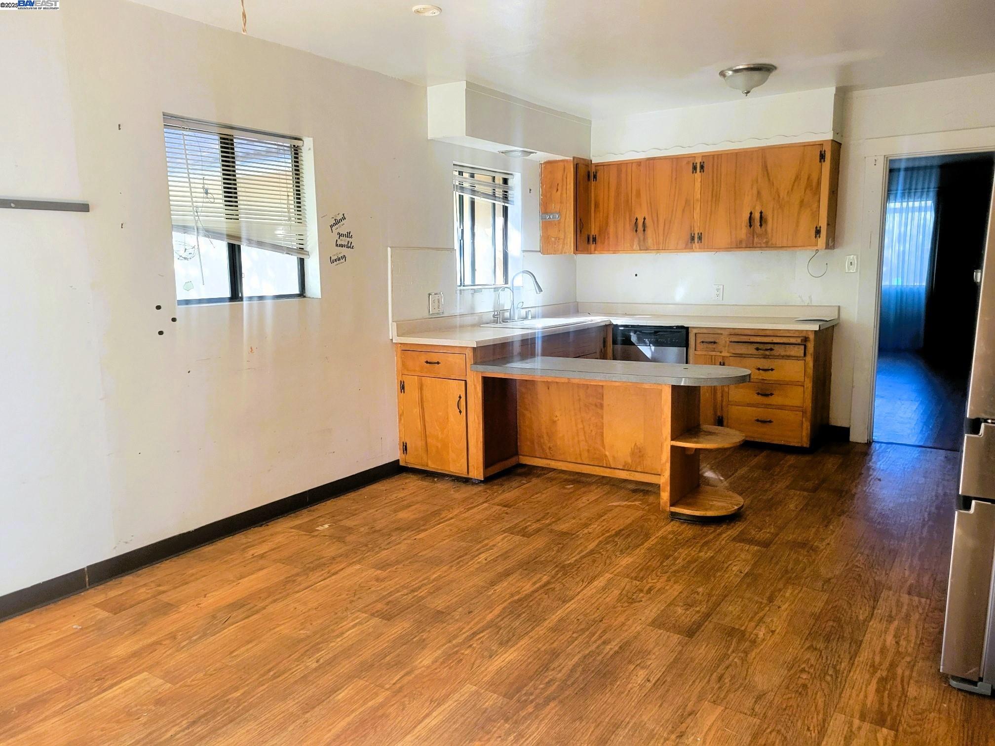 Detail Gallery Image 4 of 8 For 1913 W Middlefield Rd, Mountain View,  CA 94043 - 3 Beds | 2 Baths