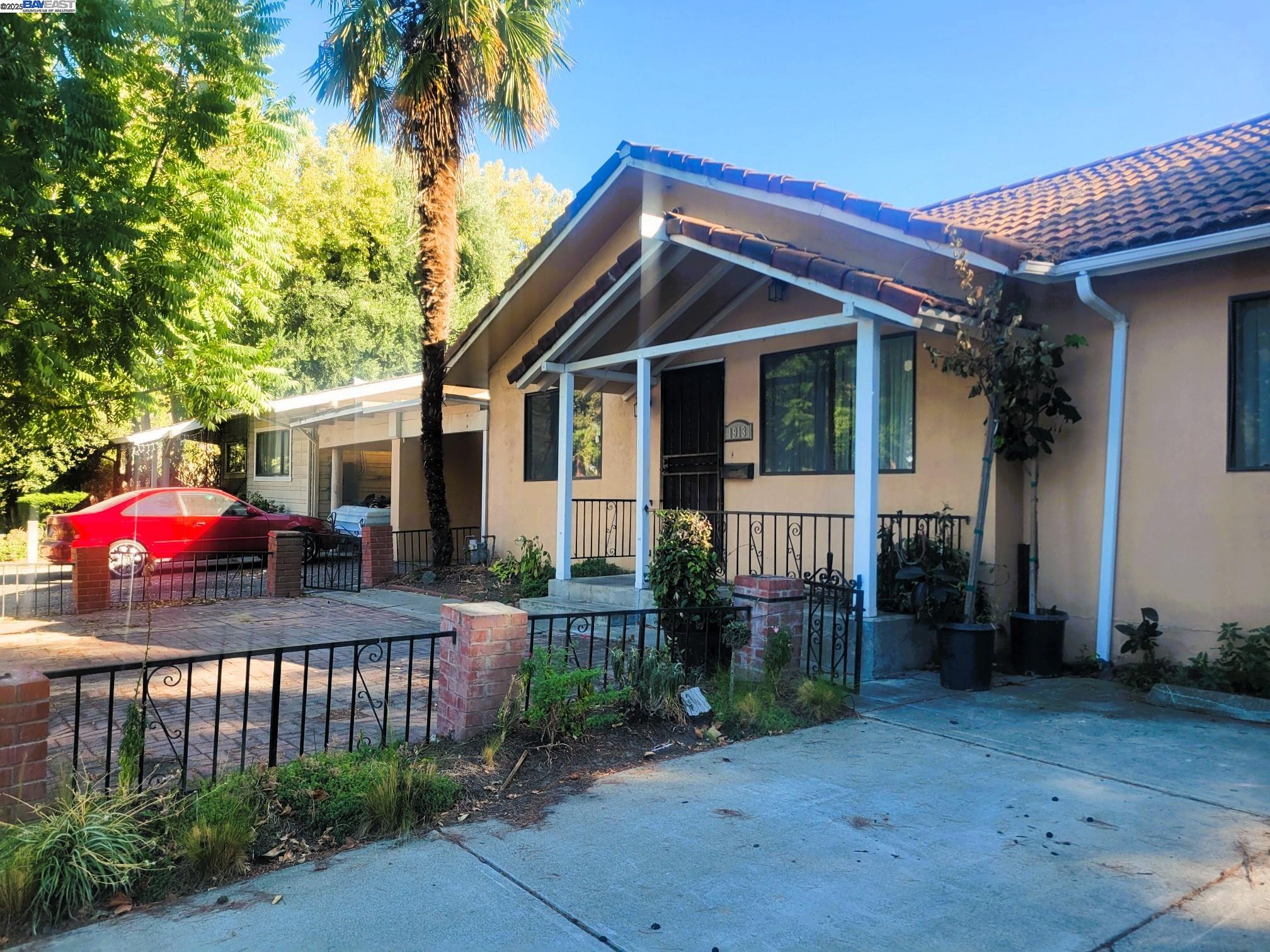 Detail Gallery Image 5 of 6 For 1913 W Middlefield Rd, Mountain View,  CA 94043 - 3 Beds | 2 Baths