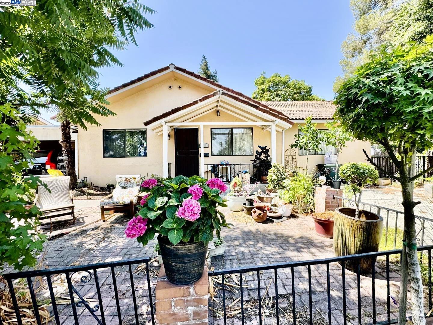 Detail Gallery Image 8 of 8 For 1913 W Middlefield Rd, Mountain View,  CA 94043 - 3 Beds | 2 Baths