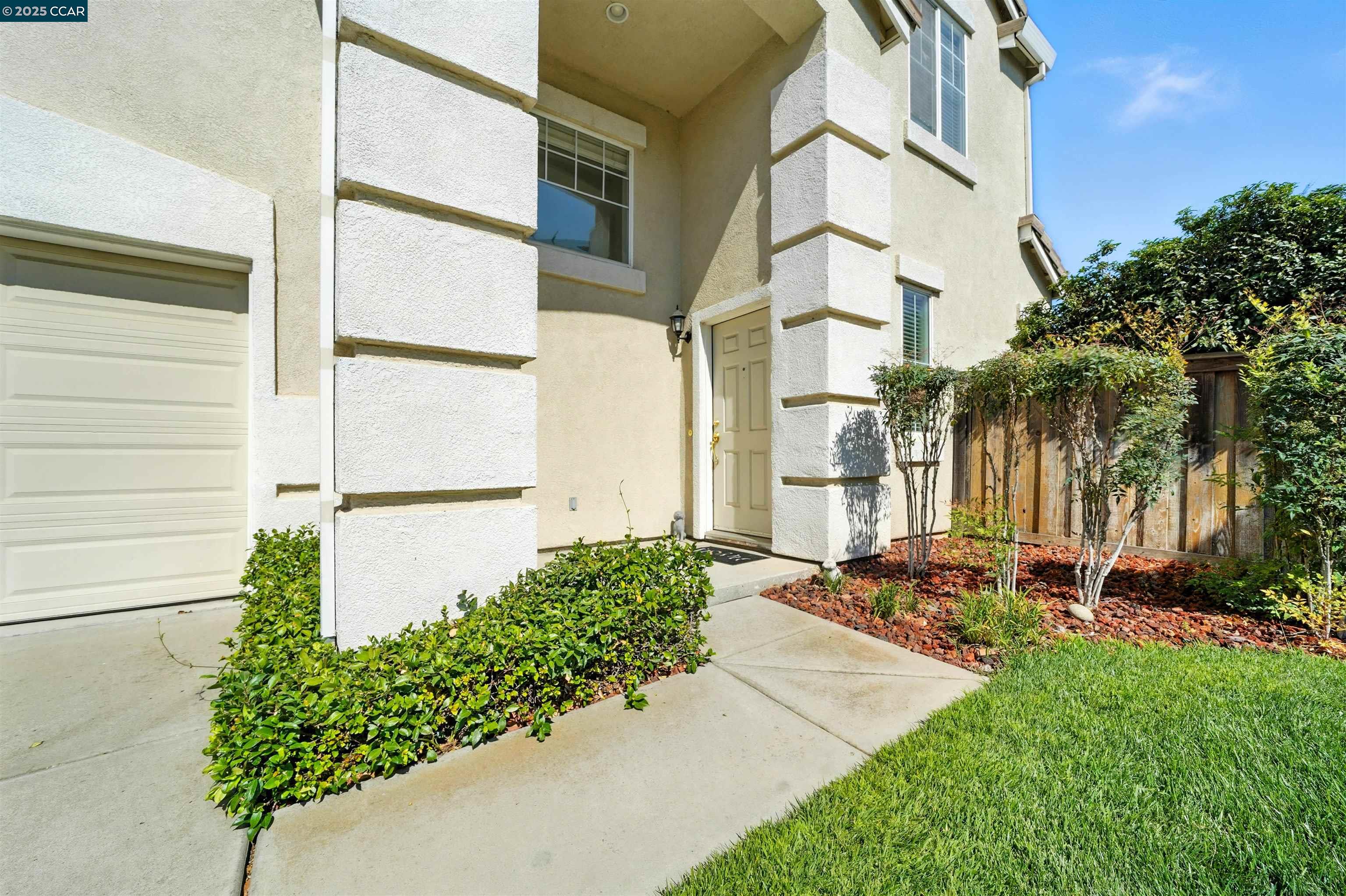 Detail Gallery Image 3 of 23 For 406 Cape May Ct, Pittsburg,  CA 94565 - 3 Beds | 2/1 Baths