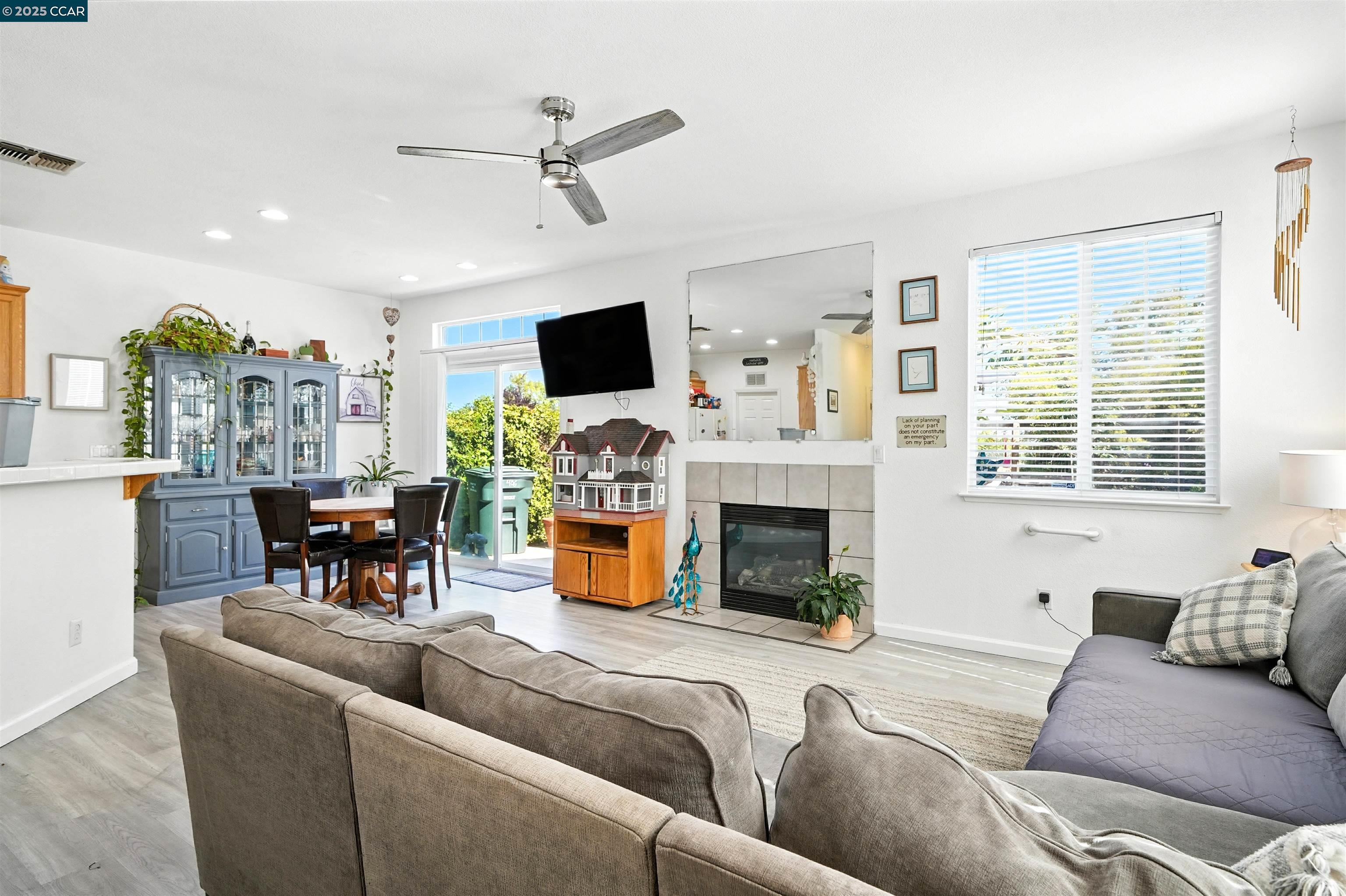 Detail Gallery Image 7 of 23 For 406 Cape May Ct, Pittsburg,  CA 94565 - 3 Beds | 2/1 Baths