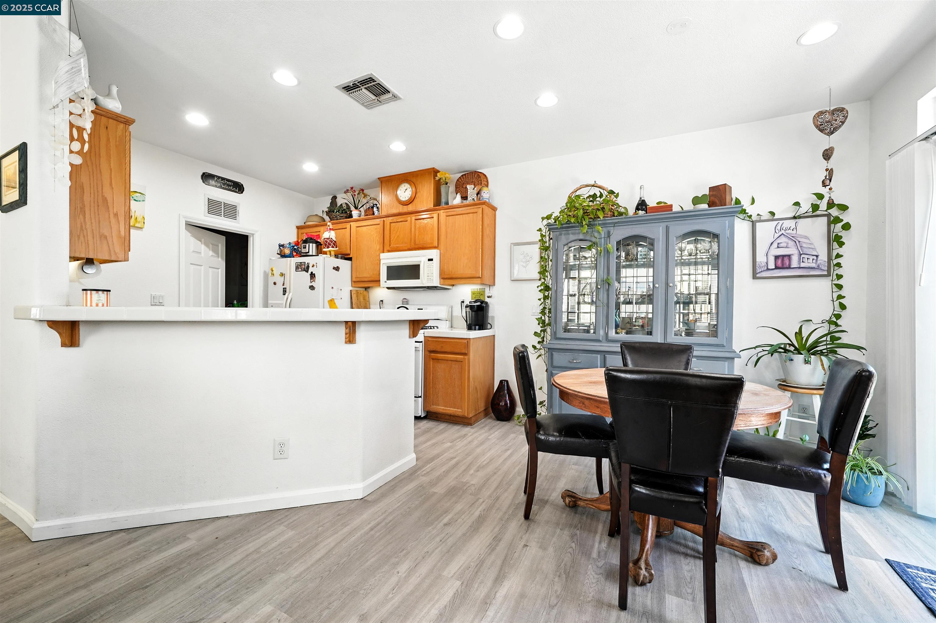 Detail Gallery Image 8 of 23 For 406 Cape May Ct, Pittsburg,  CA 94565 - 3 Beds | 2/1 Baths