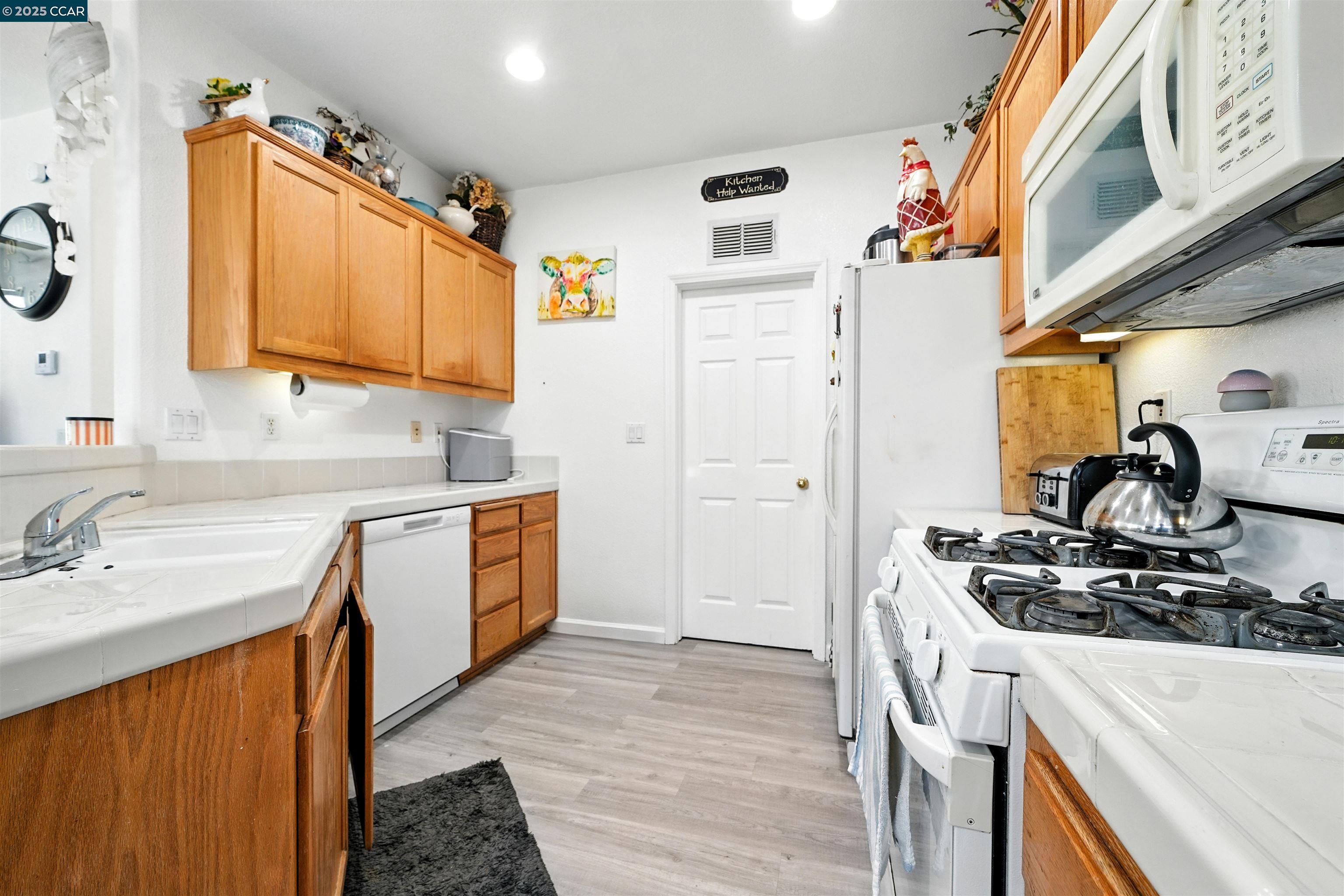 Detail Gallery Image 10 of 23 For 406 Cape May Ct, Pittsburg,  CA 94565 - 3 Beds | 2/1 Baths
