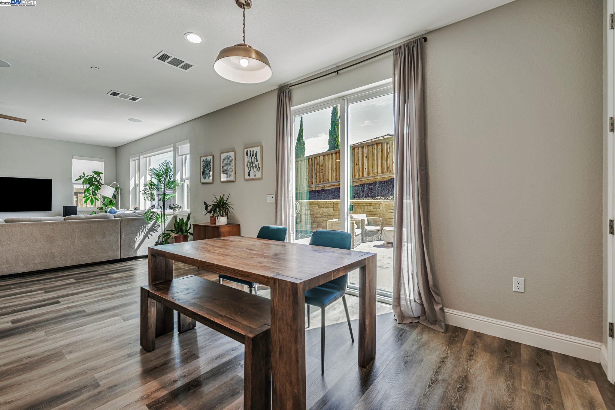 Detail Gallery Image 11 of 33 For 2708 Rio Seco Dr, Bay Point,  CA 94565 - 5 Beds | 3 Baths