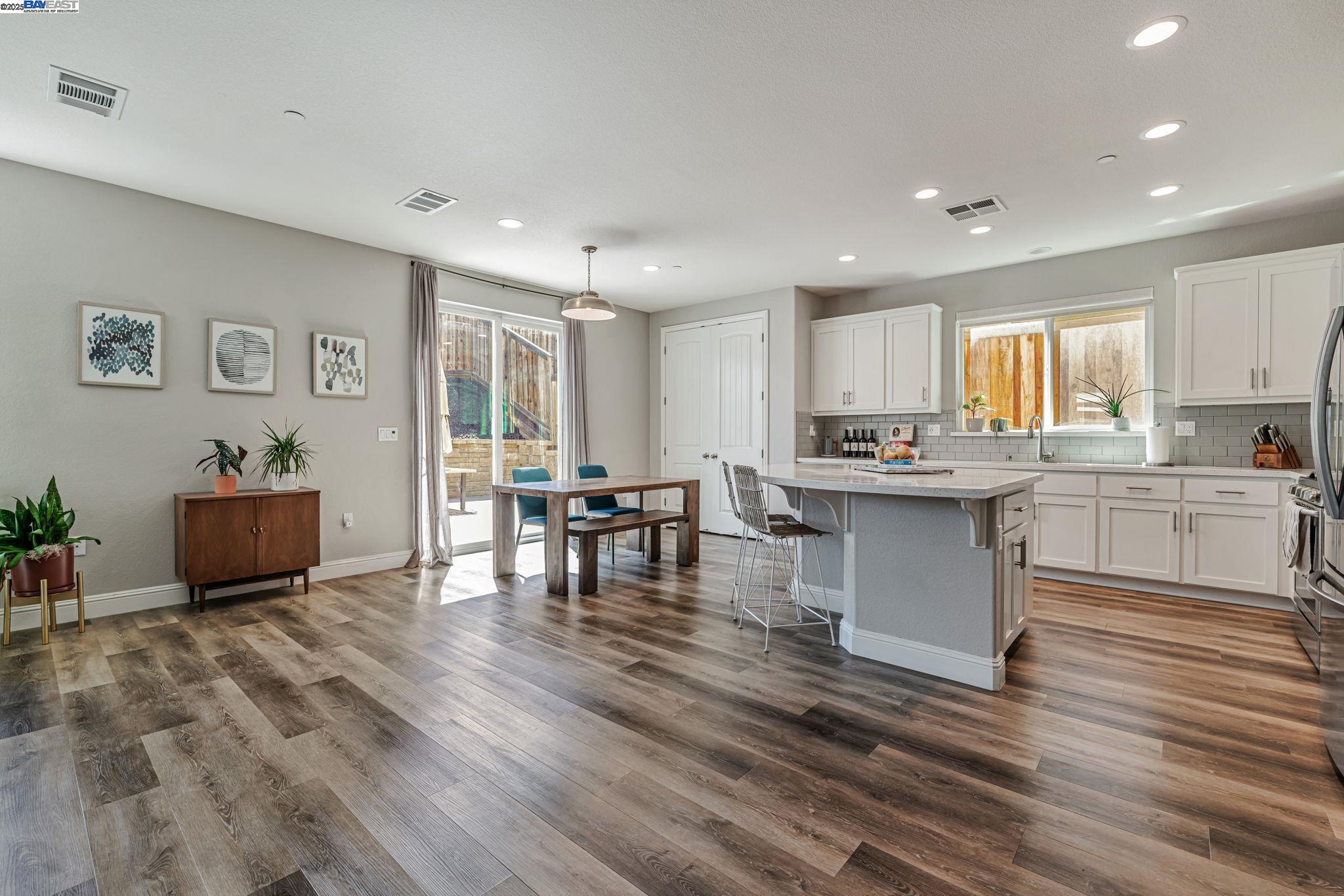 Detail Gallery Image 12 of 33 For 2708 Rio Seco Dr, Bay Point,  CA 94565 - 5 Beds | 3 Baths