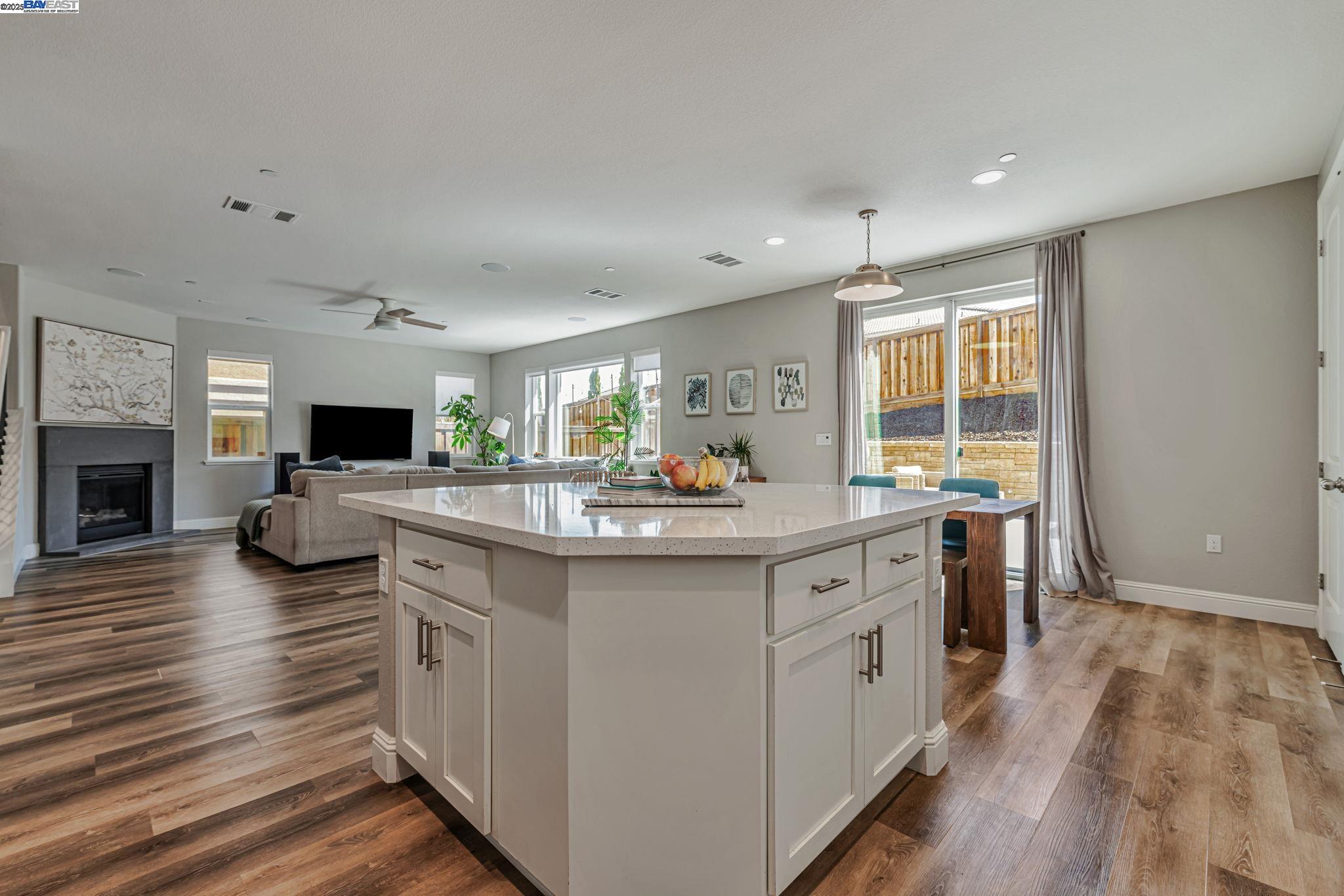 Detail Gallery Image 8 of 33 For 2708 Rio Seco Dr, Bay Point,  CA 94565 - 5 Beds | 3 Baths
