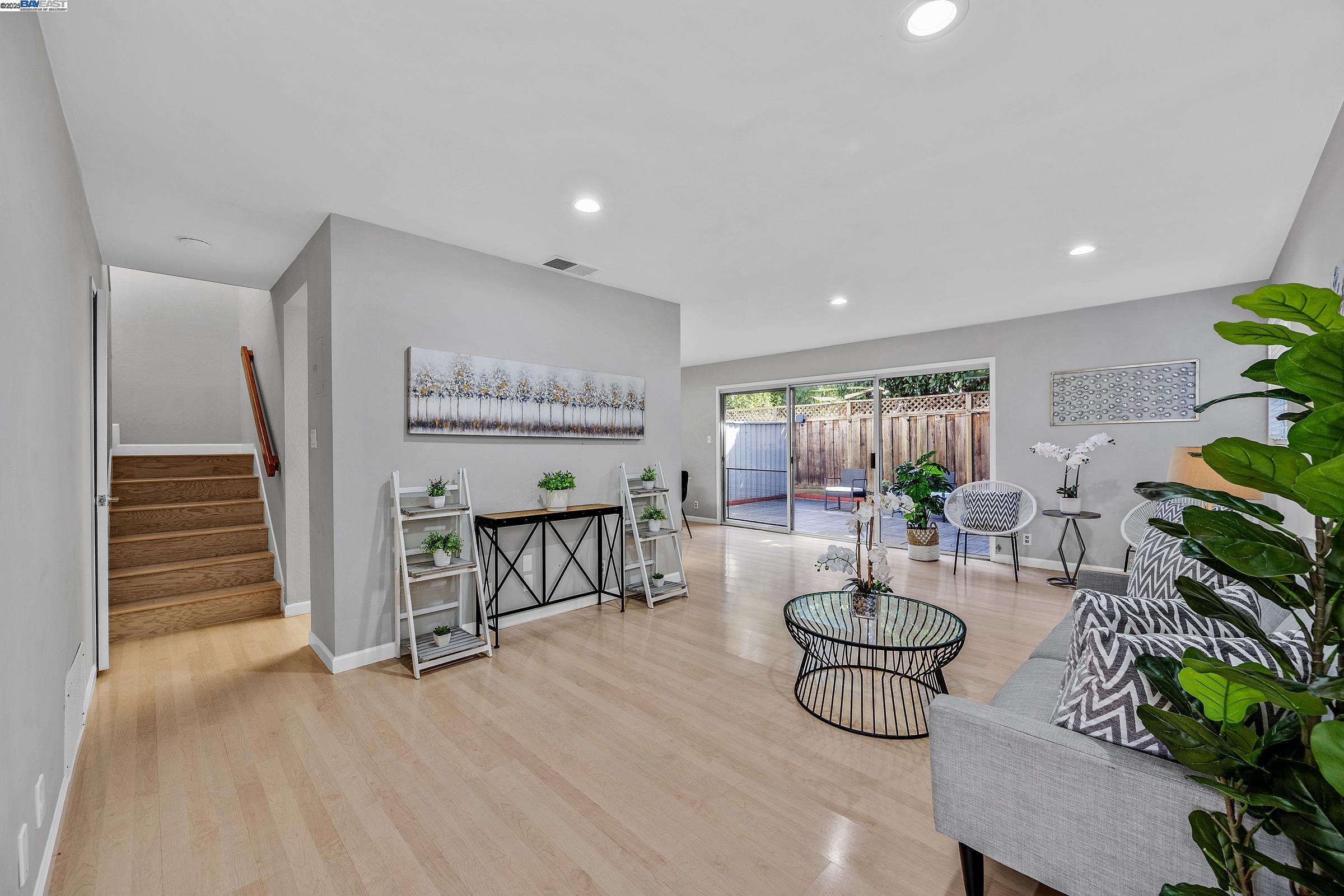 Detail Gallery Image 2 of 33 For 840 Woodgate Dr, San Leandro,  CA 94579 - 2 Beds | 2 Baths