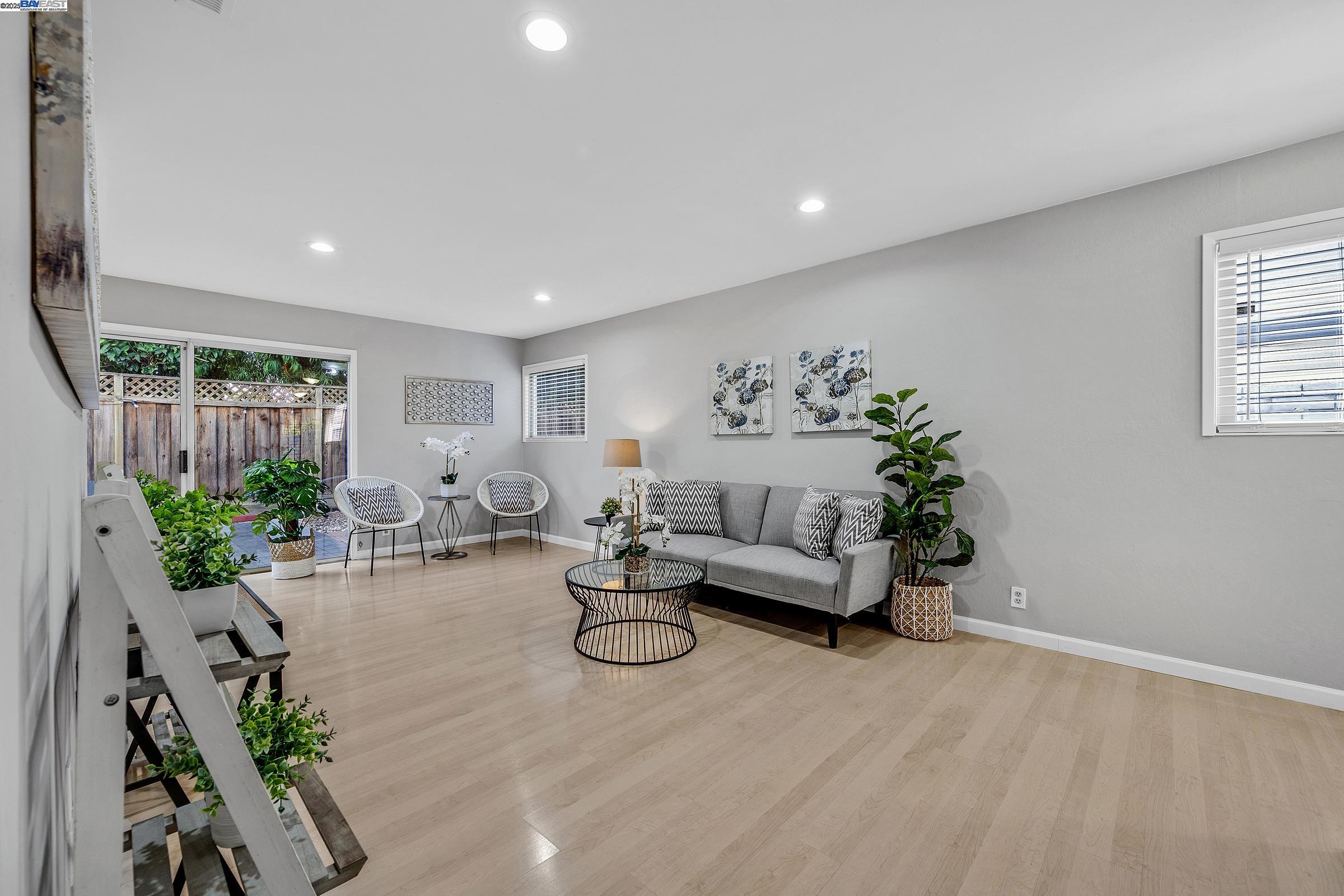 Detail Gallery Image 3 of 33 For 840 Woodgate Dr, San Leandro,  CA 94579 - 2 Beds | 2 Baths