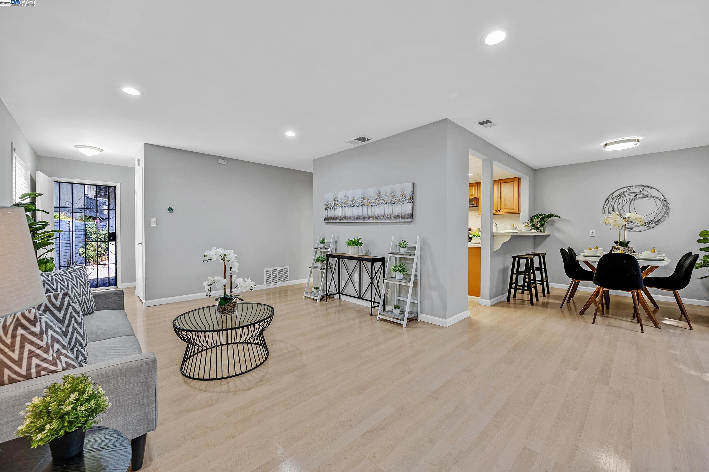 Detail Gallery Image 4 of 33 For 840 Woodgate Dr, San Leandro,  CA 94579 - 2 Beds | 2 Baths