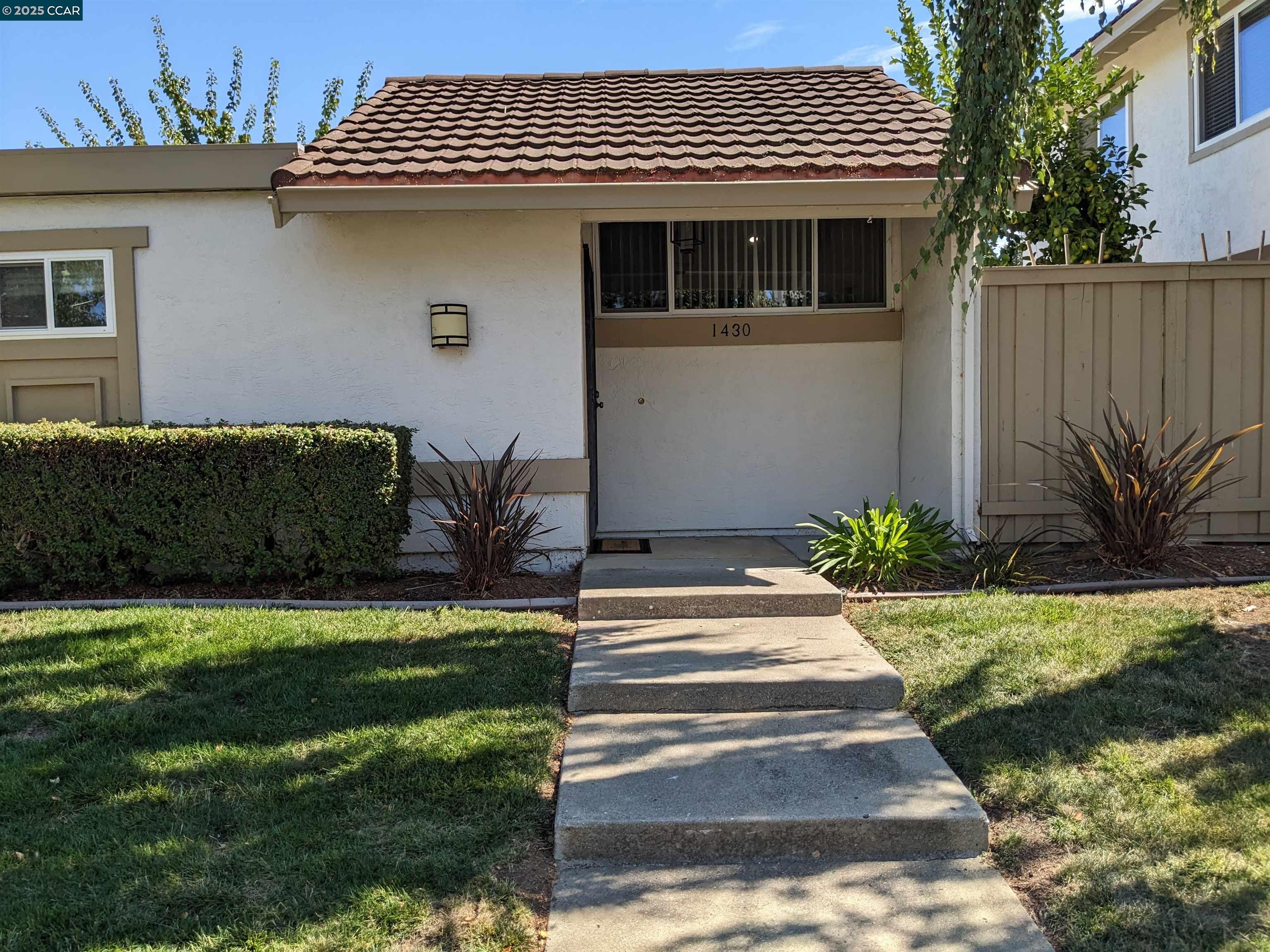 Detail Gallery Image 2 of 18 For 1430 Indian Ln, Concord,  CA 94521 - 2 Beds | 2 Baths