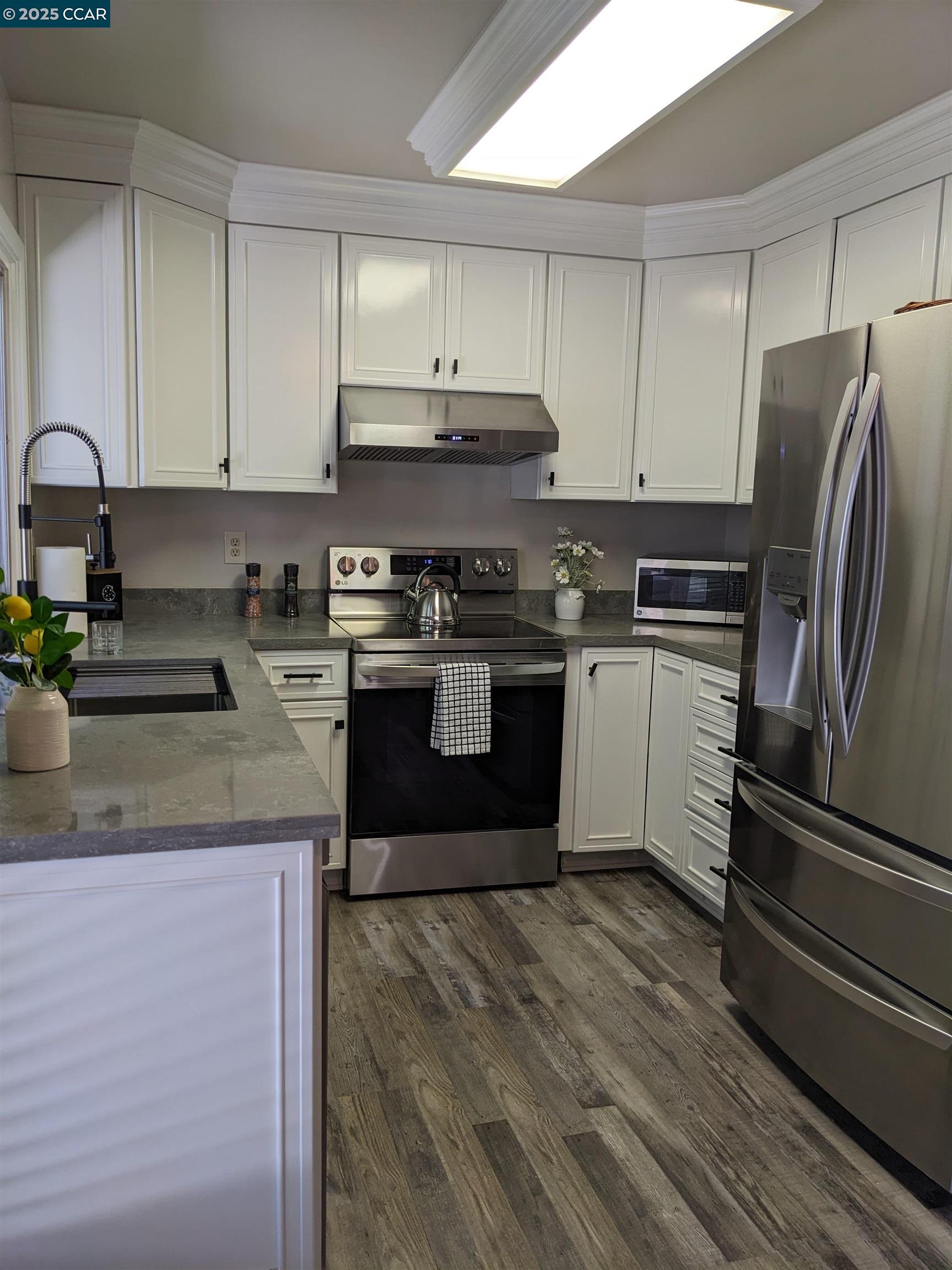 Detail Gallery Image 6 of 18 For 1430 Indian Ln, Concord,  CA 94521 - 2 Beds | 2 Baths