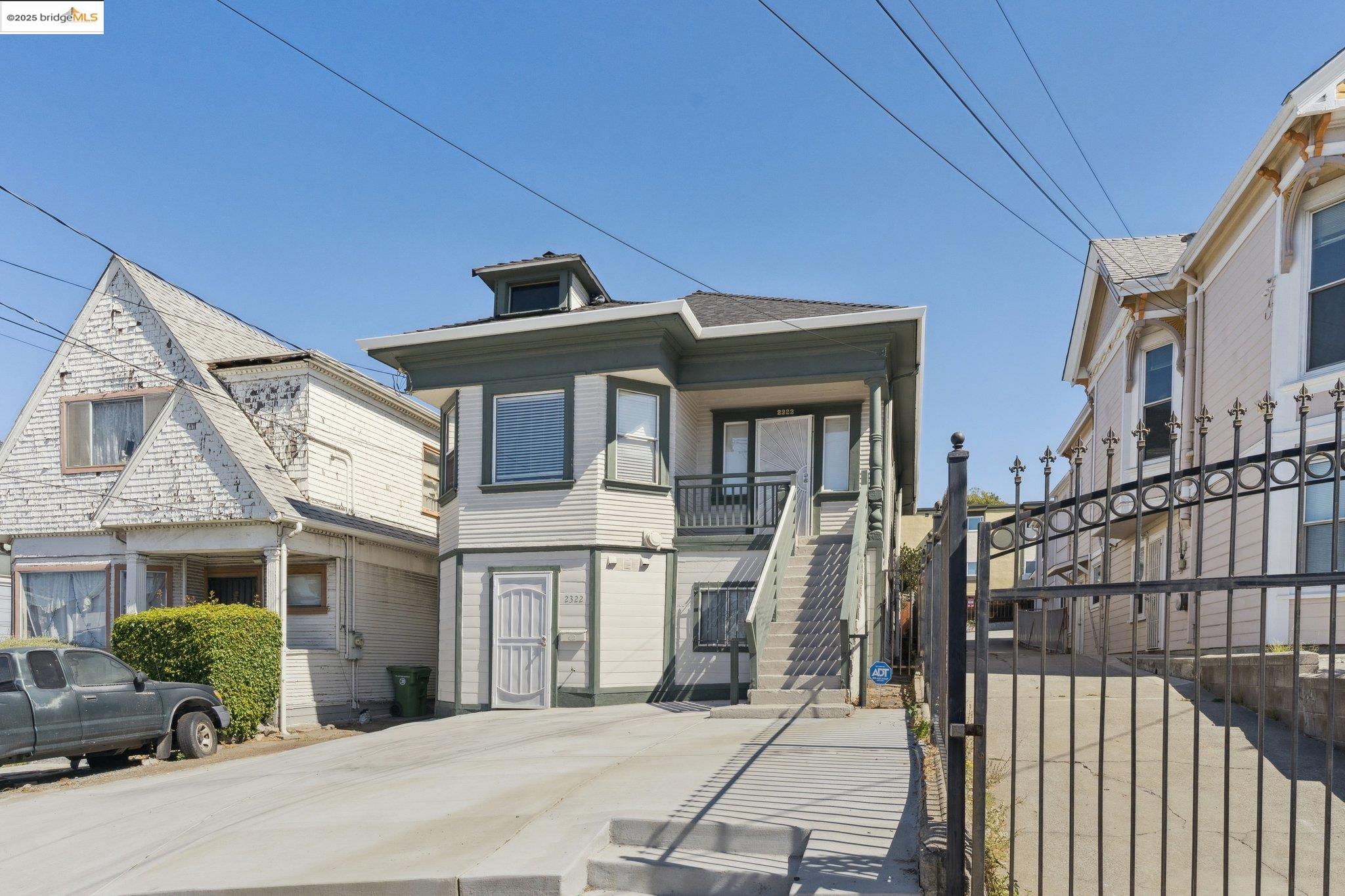 Detail Gallery Image 2 of 25 For 2322 E 21st St, Oakland,  CA 94601 - 3 Beds | 2/1 Baths