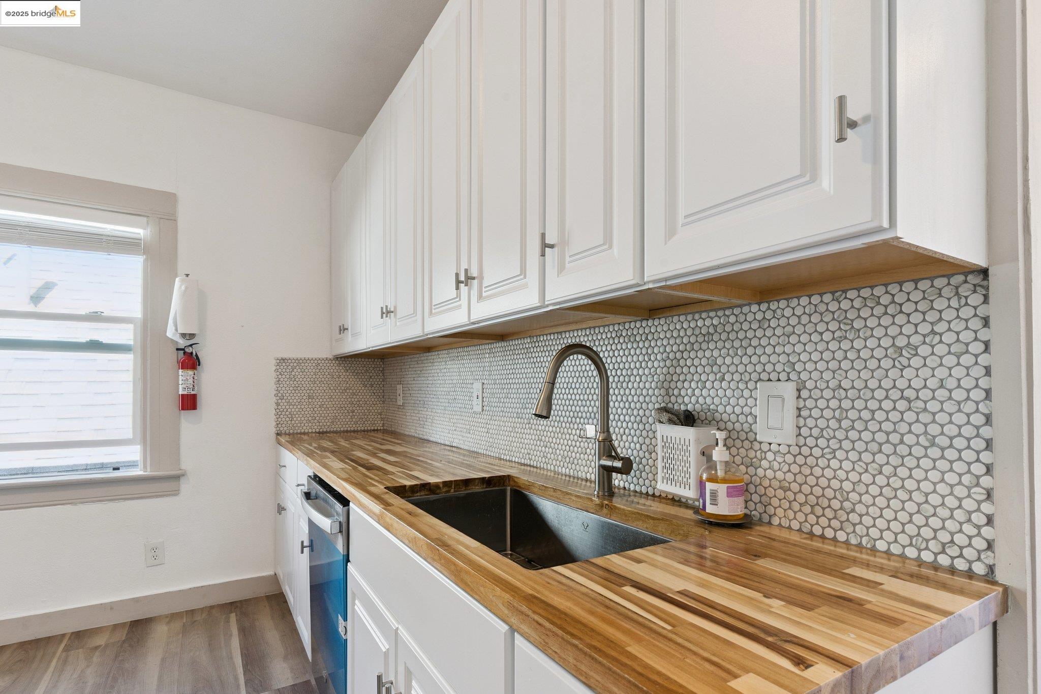 Detail Gallery Image 7 of 25 For 2322 E 21st St, Oakland,  CA 94601 - 3 Beds | 2/1 Baths