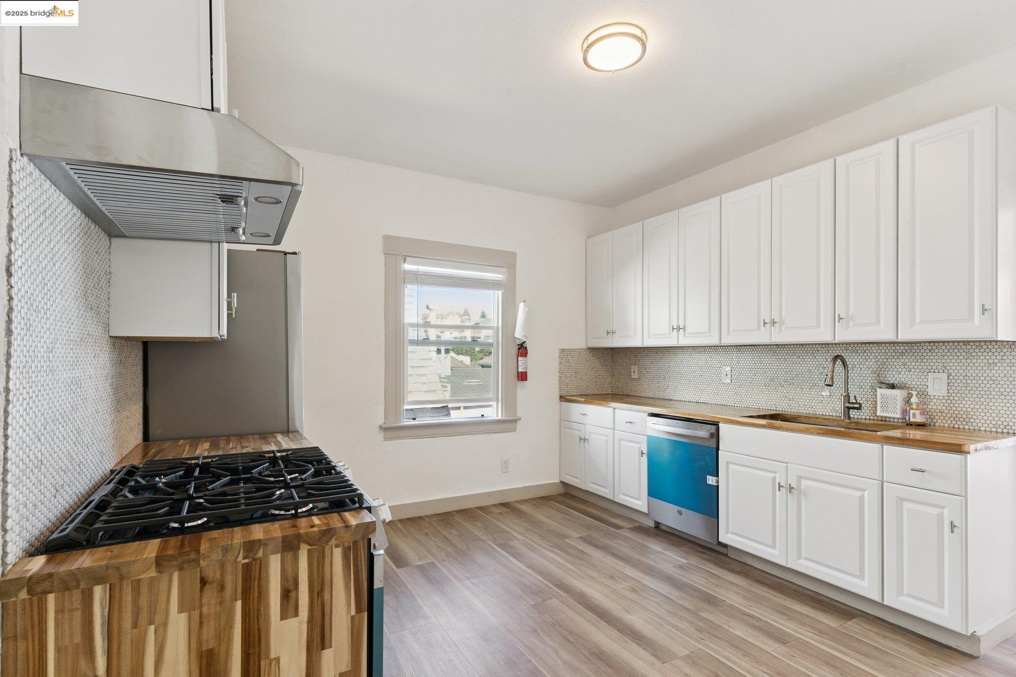 Detail Gallery Image 9 of 25 For 2322 E 21st St, Oakland,  CA 94601 - 3 Beds | 2/1 Baths