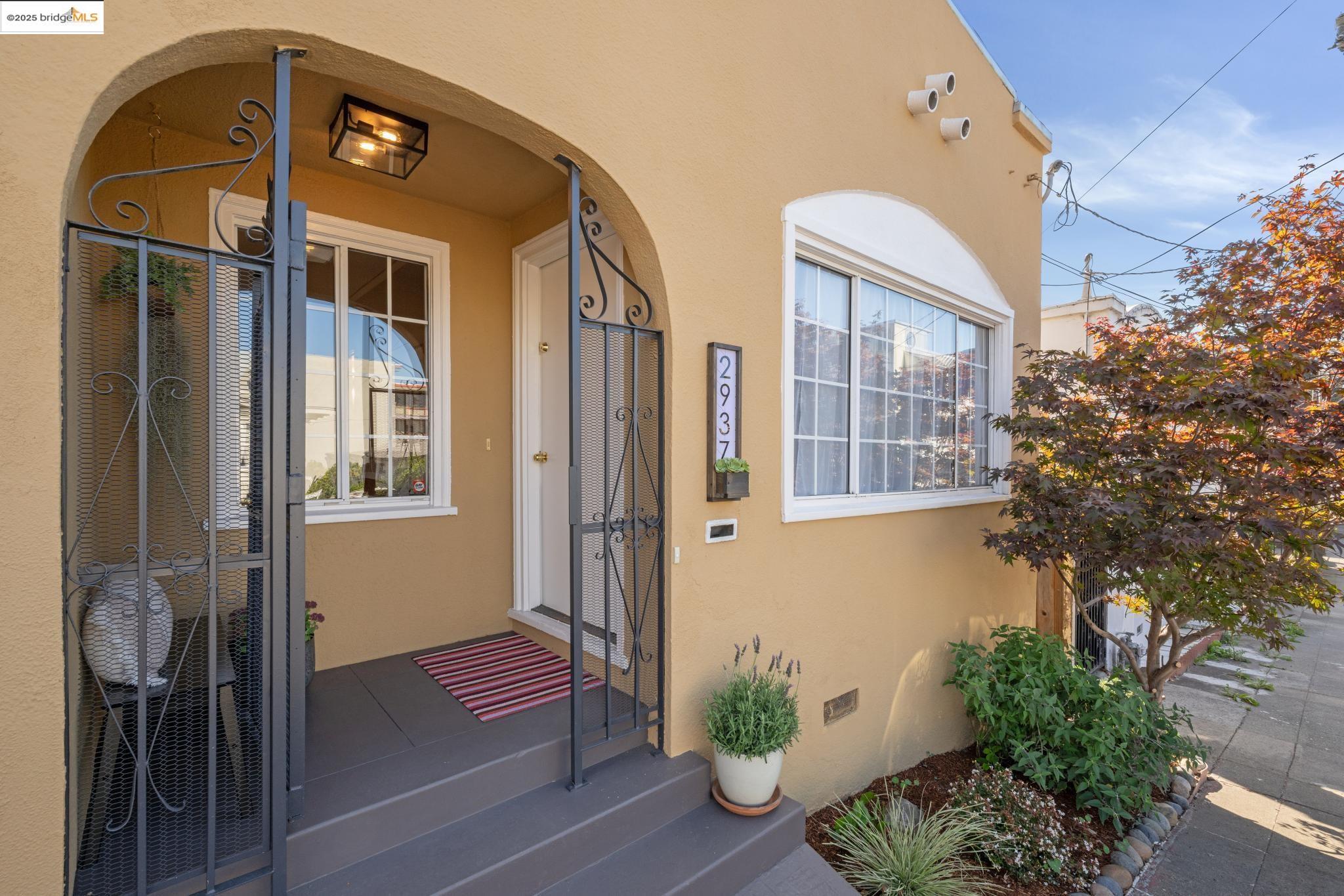Detail Gallery Image 1 of 32 For 2937 Bona, Oakland,  CA 94601-2709 - 2 Beds | 1 Baths