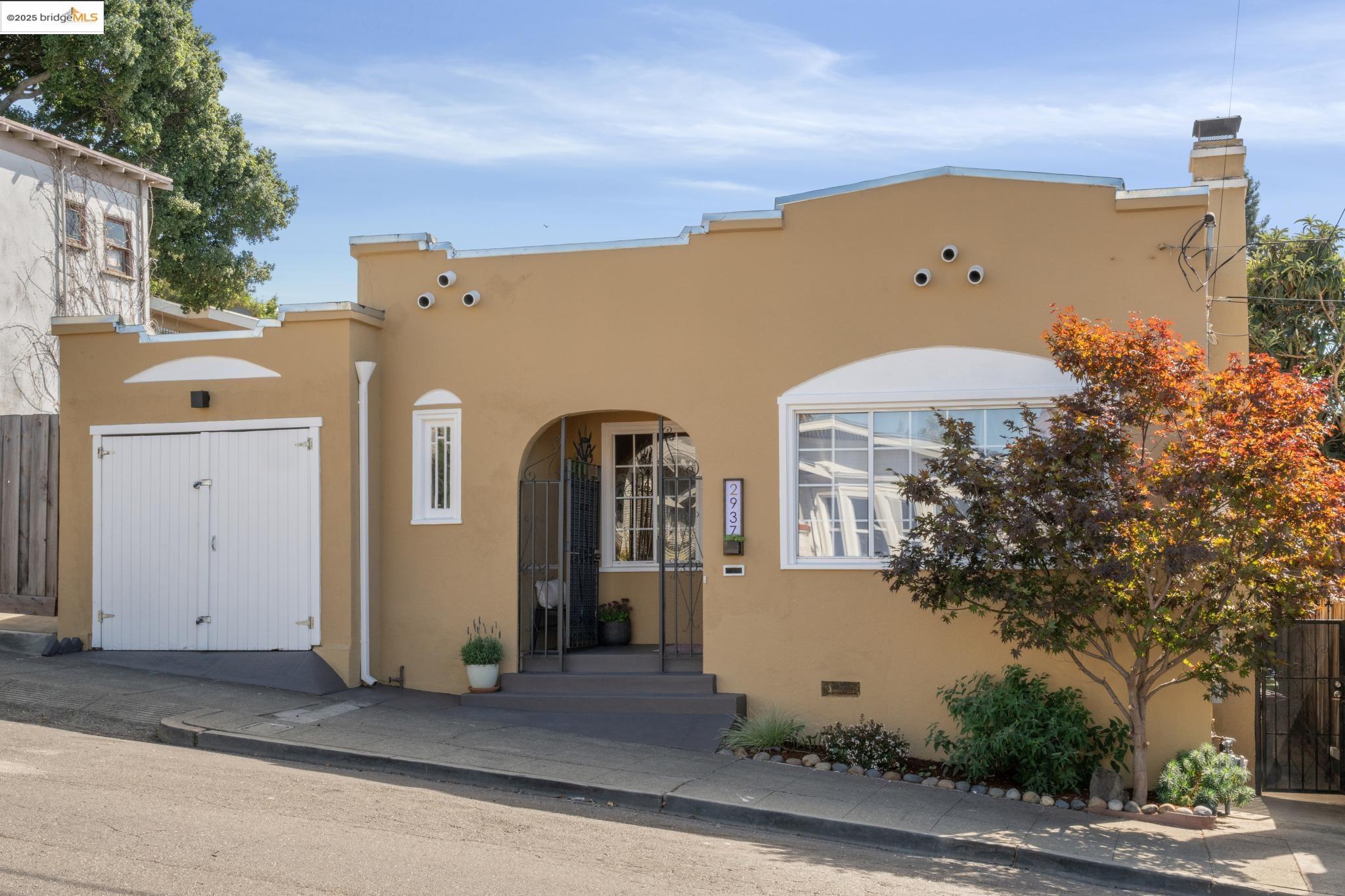 Detail Gallery Image 2 of 32 For 2937 Bona, Oakland,  CA 94601-2709 - 2 Beds | 1 Baths