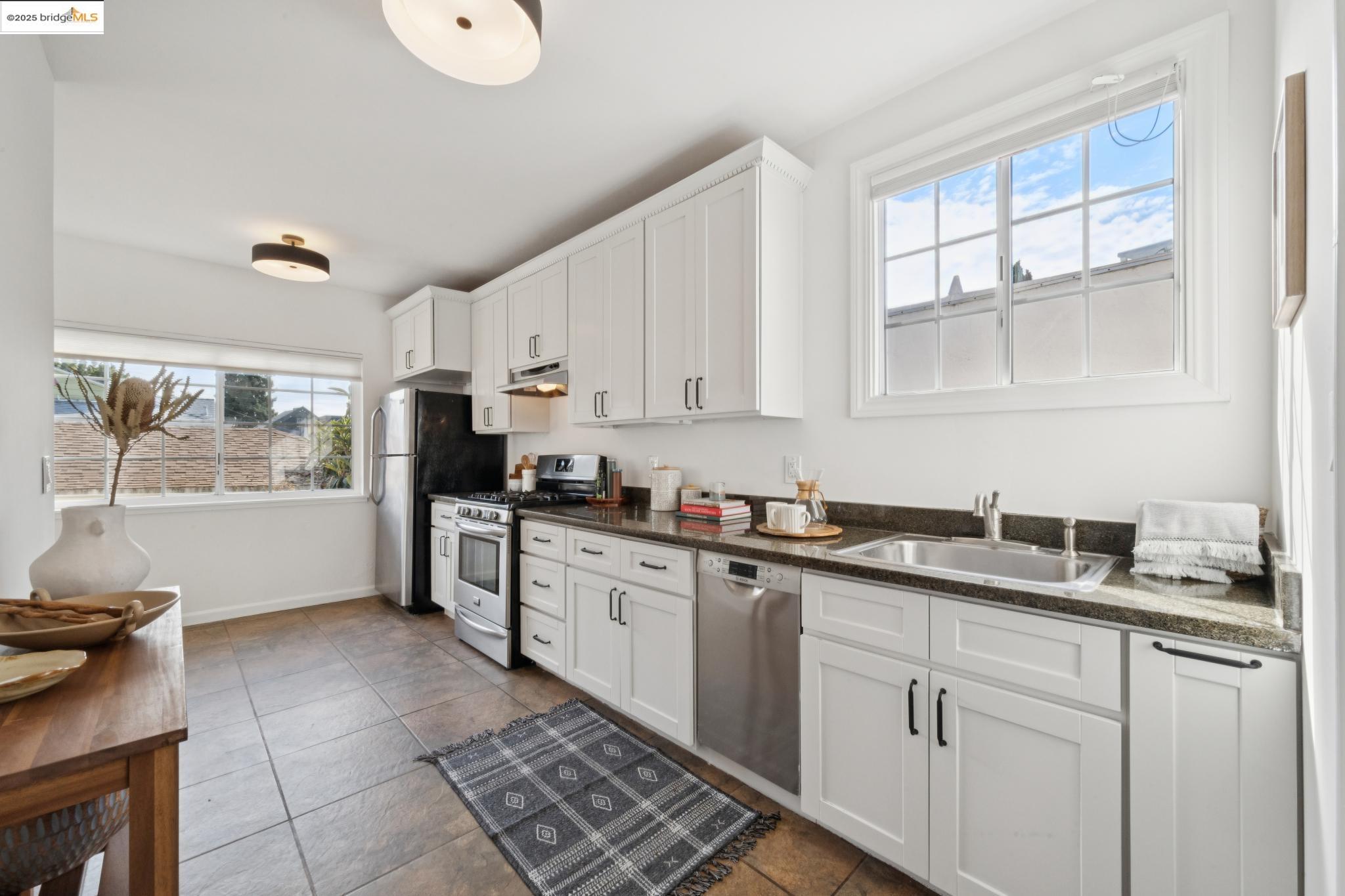 Detail Gallery Image 14 of 32 For 2937 Bona, Oakland,  CA 94601-2709 - 2 Beds | 1 Baths