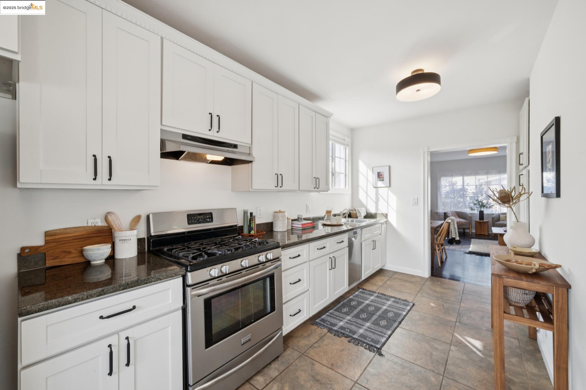 Detail Gallery Image 15 of 32 For 2937 Bona, Oakland,  CA 94601-2709 - 2 Beds | 1 Baths