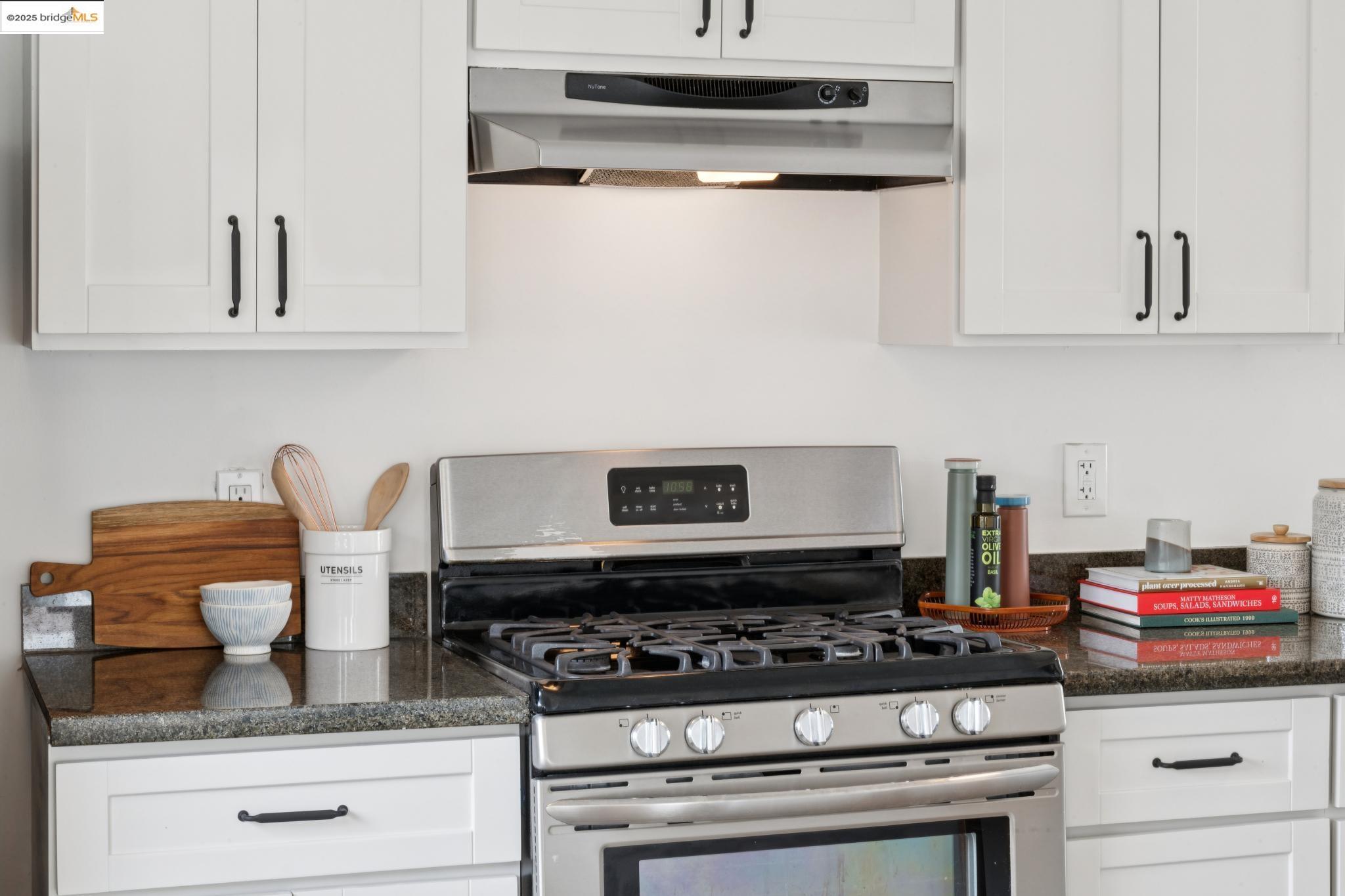 Detail Gallery Image 16 of 32 For 2937 Bona, Oakland,  CA 94601-2709 - 2 Beds | 1 Baths