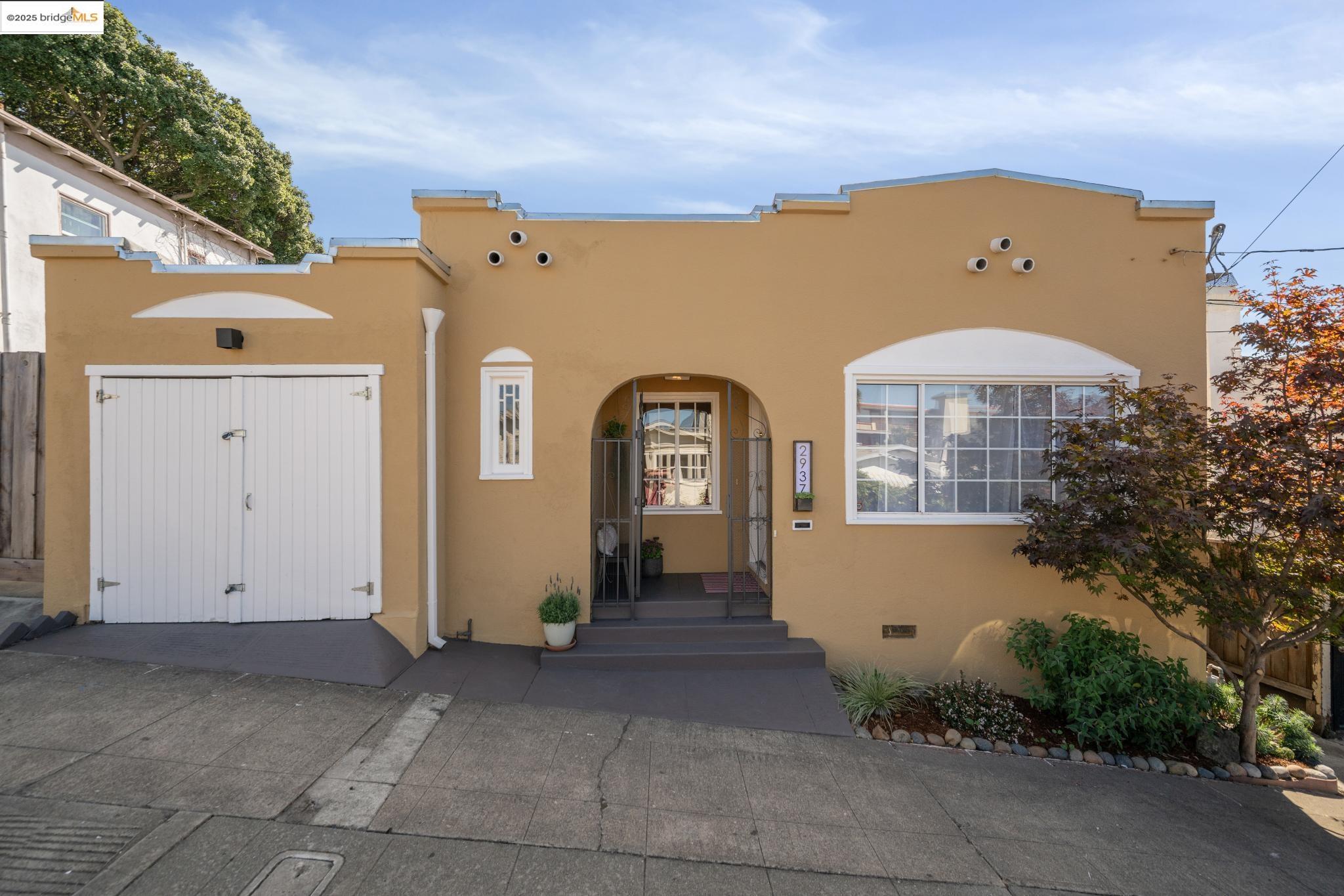 Detail Gallery Image 3 of 32 For 2937 Bona, Oakland,  CA 94601-2709 - 2 Beds | 1 Baths