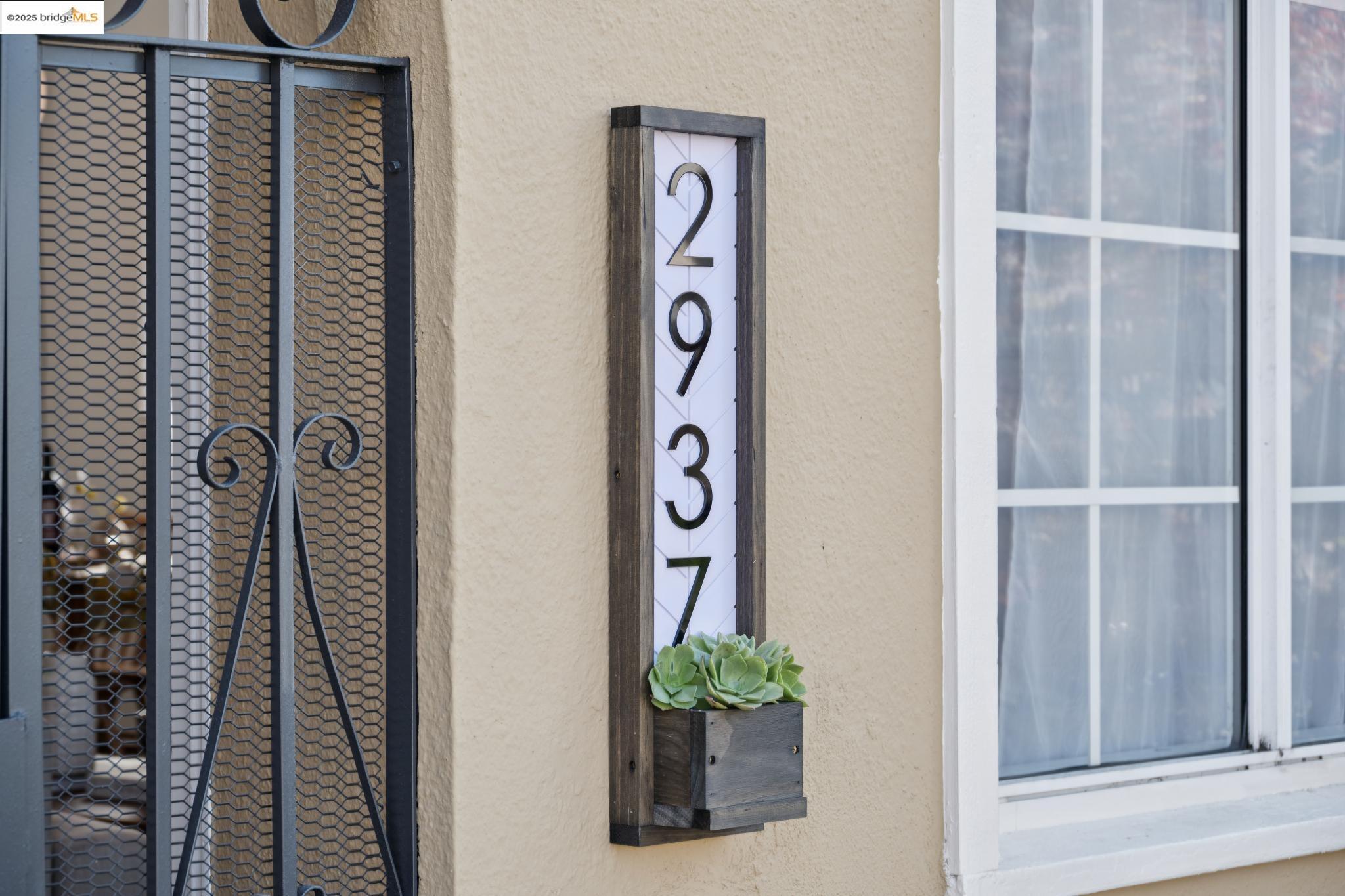 Detail Gallery Image 4 of 32 For 2937 Bona, Oakland,  CA 94601-2709 - 2 Beds | 1 Baths