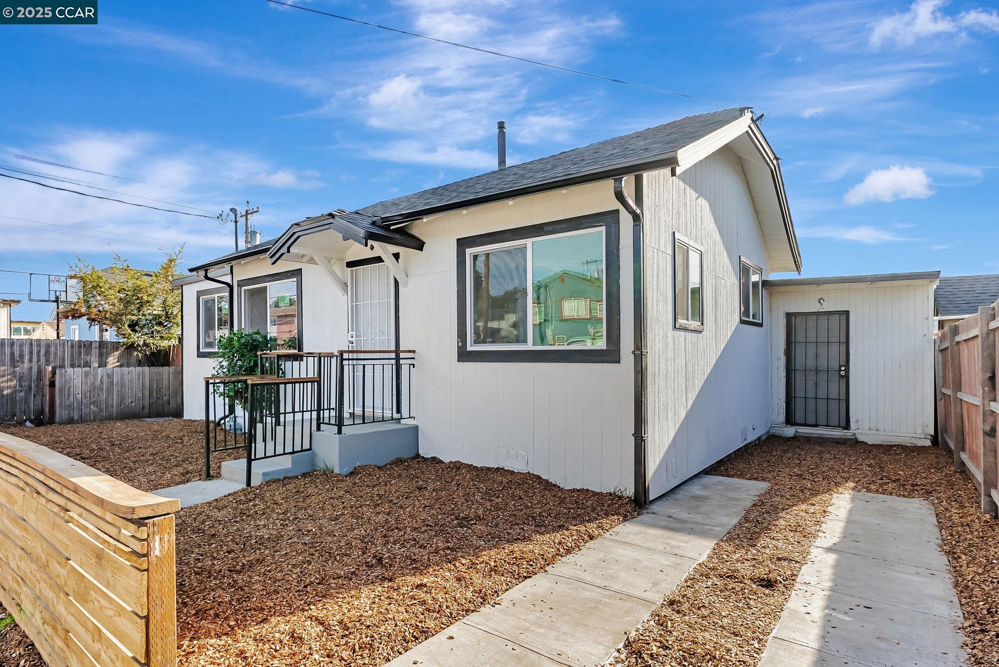 Detail Gallery Image 2 of 15 For 9525 Peach St, Oakland,  CA 94603 - 2 Beds | 2 Baths