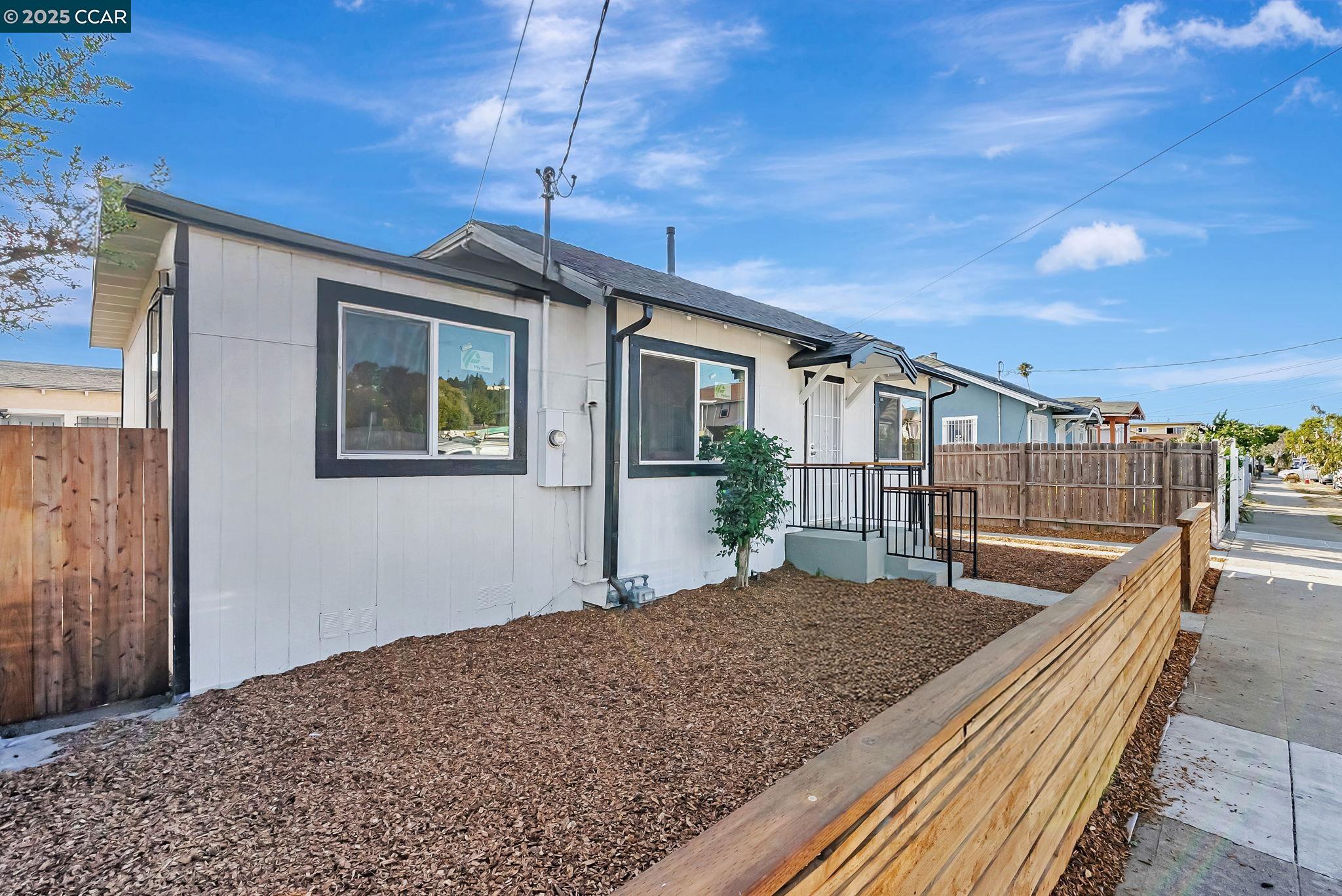 Detail Gallery Image 3 of 15 For 9525 Peach St, Oakland,  CA 94603 - 2 Beds | 2 Baths
