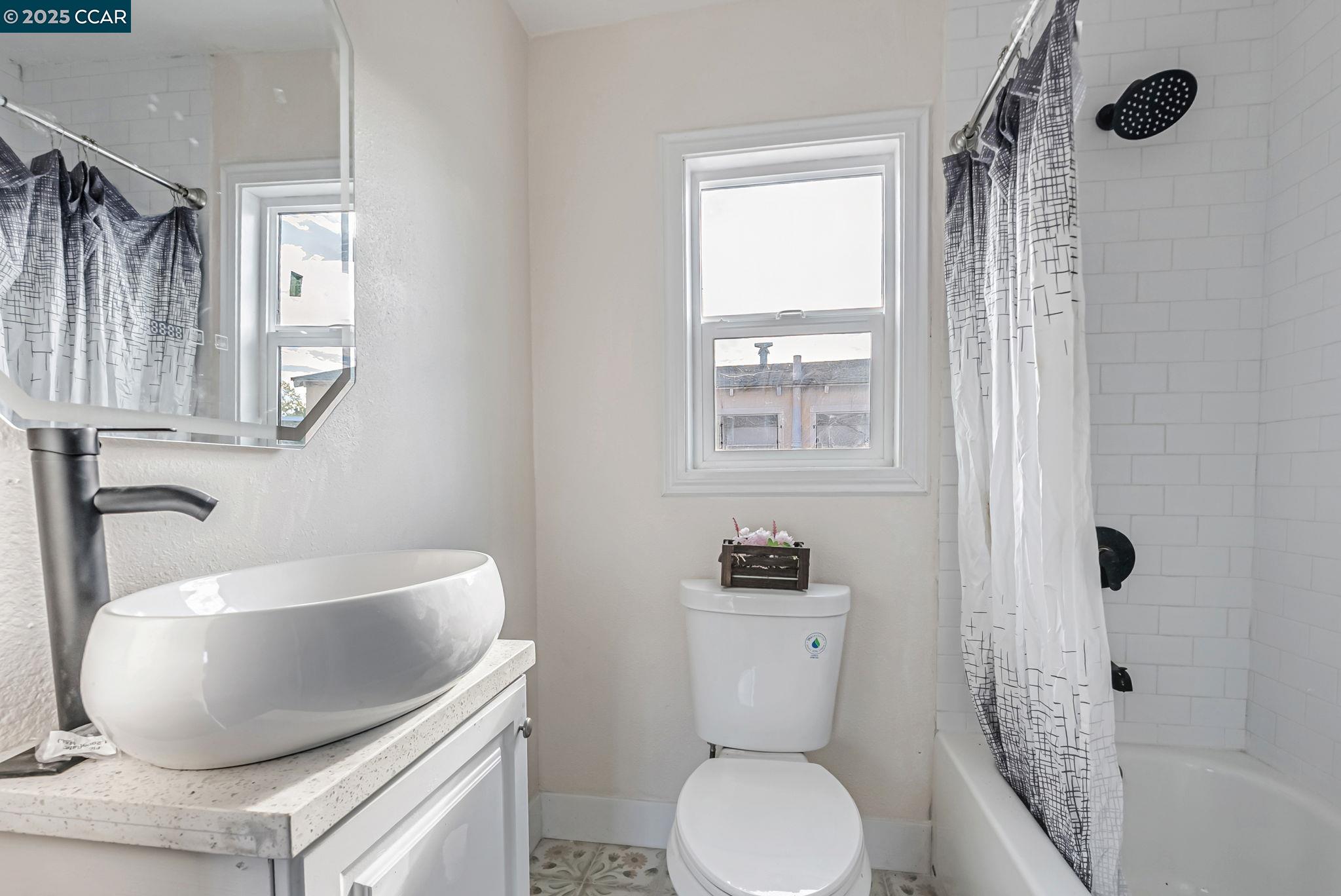 Detail Gallery Image 10 of 15 For 9525 Peach St, Oakland,  CA 94603 - 2 Beds | 2 Baths